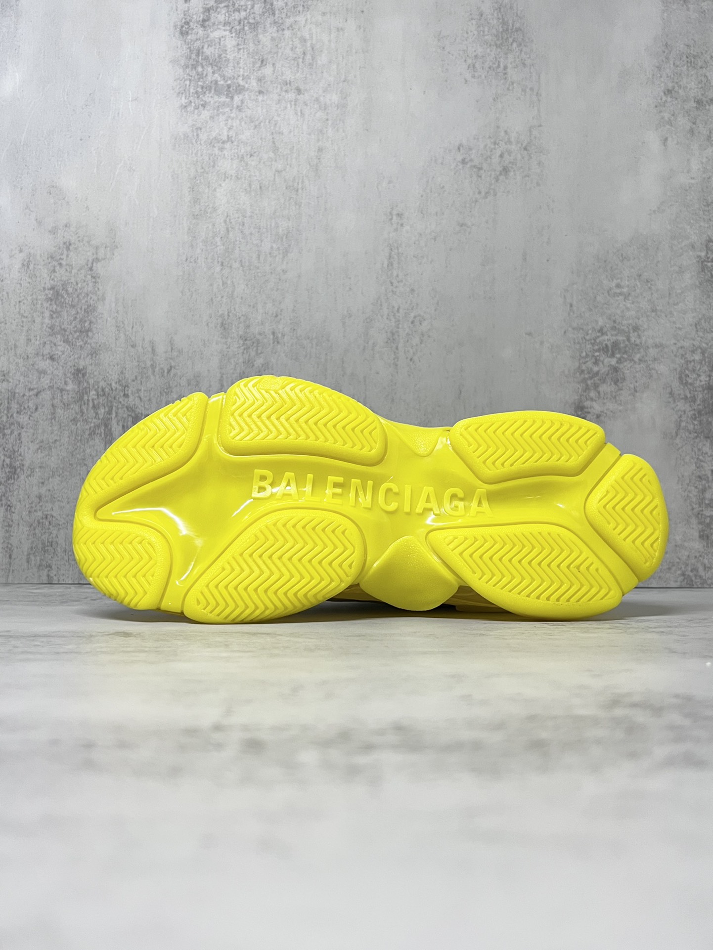 💰360
巴黎世家气垫底复古跑鞋 Balenciaga TriPle S 原鞋购入 可直观对比正品
材料：原厂数据打造私模原档案开发 气垫TPU组合软底 釆购原厂进口头层皮 进口机电绣正确字体 侧边TPU透气孔匹配原版  “Balenciaga”大底LOGO立体感十足
尺码：36 37 38 39 40 41 42 43 44 45