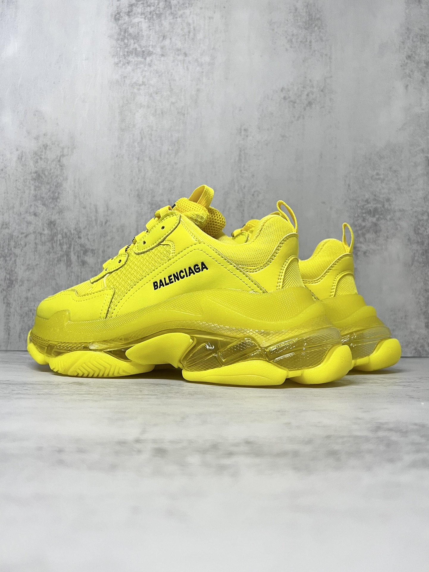 💰360
巴黎世家气垫底复古跑鞋 Balenciaga TriPle S 原鞋购入 可直观对比正品
材料：原厂数据打造私模原档案开发 气垫TPU组合软底 釆购原厂进口头层皮 进口机电绣正确字体 侧边TPU透气孔匹配原版  “Balenciaga”大底LOGO立体感十足
尺码：36 37 38 39 40 41 42 43 44 45