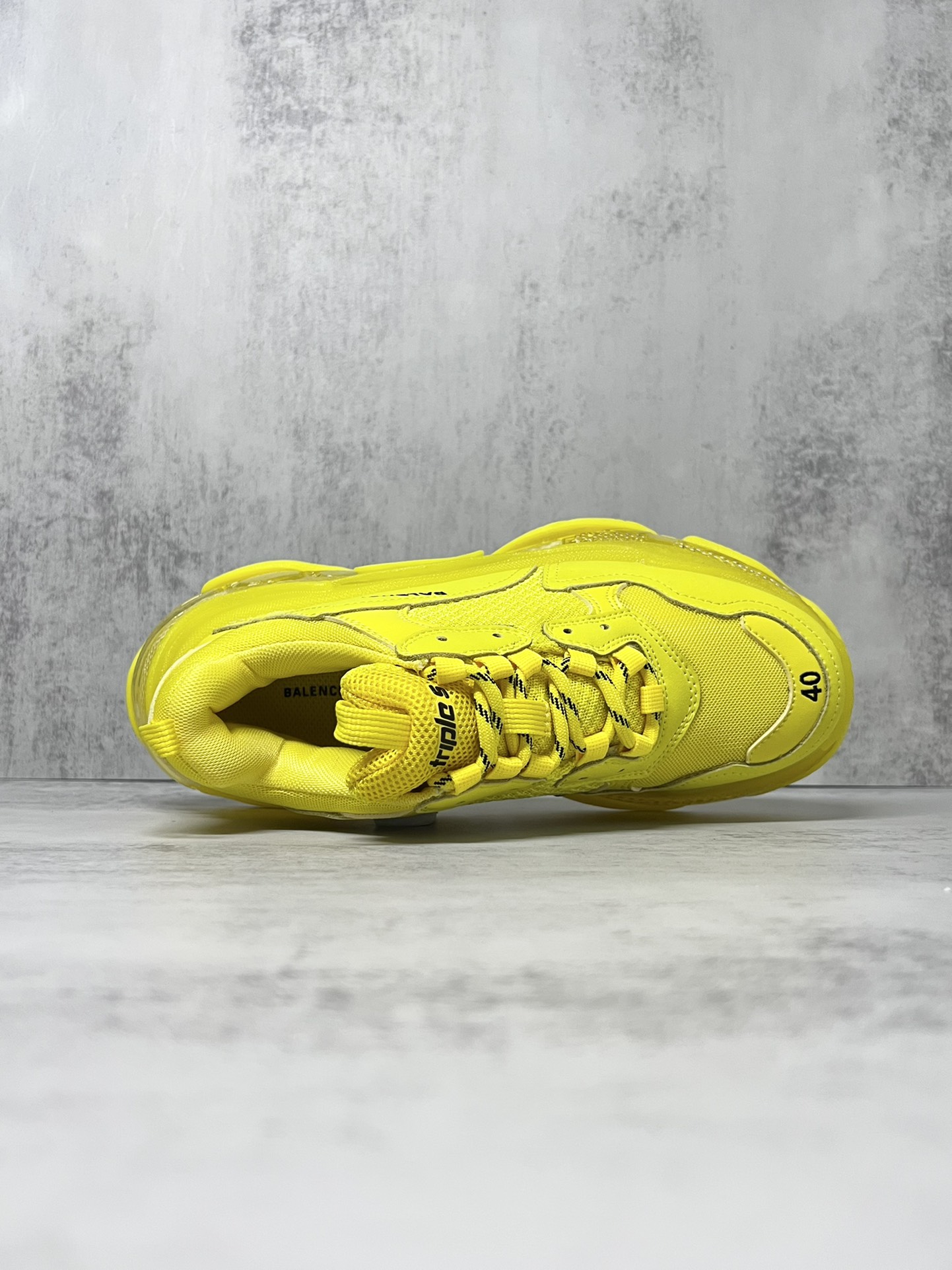 💰360
巴黎世家气垫底复古跑鞋 Balenciaga TriPle S 原鞋购入 可直观对比正品
材料：原厂数据打造私模原档案开发 气垫TPU组合软底 釆购原厂进口头层皮 进口机电绣正确字体 侧边TPU透气孔匹配原版  “Balenciaga”大底LOGO立体感十足
尺码：36 37 38 39 40 41 42 43 44 45