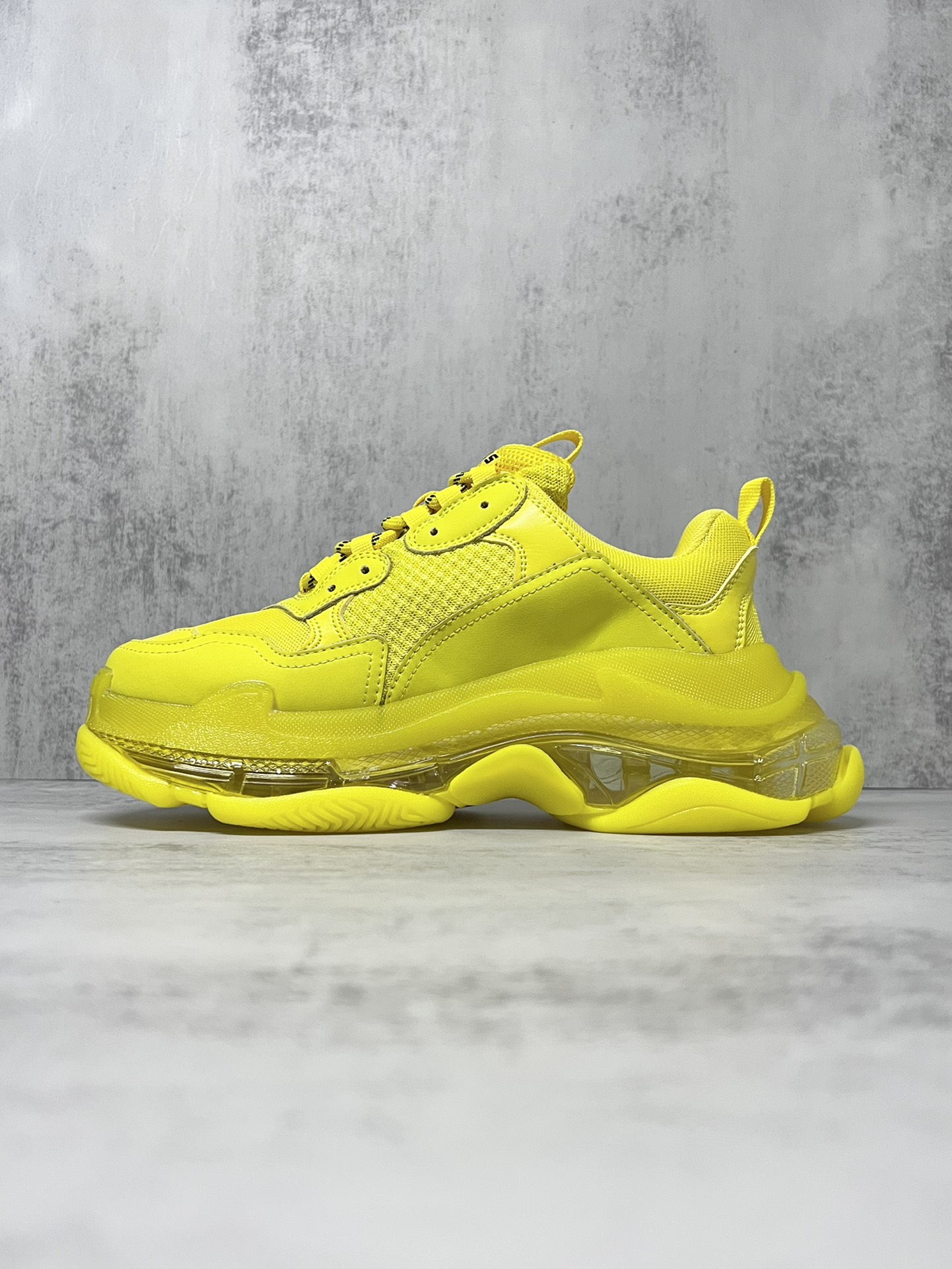 💰360
巴黎世家气垫底复古跑鞋 Balenciaga TriPle S 原鞋购入 可直观对比正品
材料：原厂数据打造私模原档案开发 气垫TPU组合软底 釆购原厂进口头层皮 进口机电绣正确字体 侧边TPU透气孔匹配原版  “Balenciaga”大底LOGO立体感十足
尺码：36 37 38 39 40 41 42 43 44 45