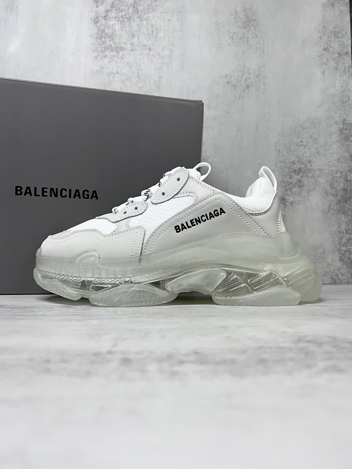 💰360
巴黎世家气垫底复古跑鞋 Balenciaga TriPle S 原鞋购入 可直观对比正品
材料：原厂数据打造私模原档案开发 气垫TPU组合软底 釆购原厂进口头层皮 进口机电绣正确字体 侧边TPU透气孔匹配原版  “Balenciaga”大底LOGO立体感十足
尺码：36 37 38 39 40 41 42 43 44 45