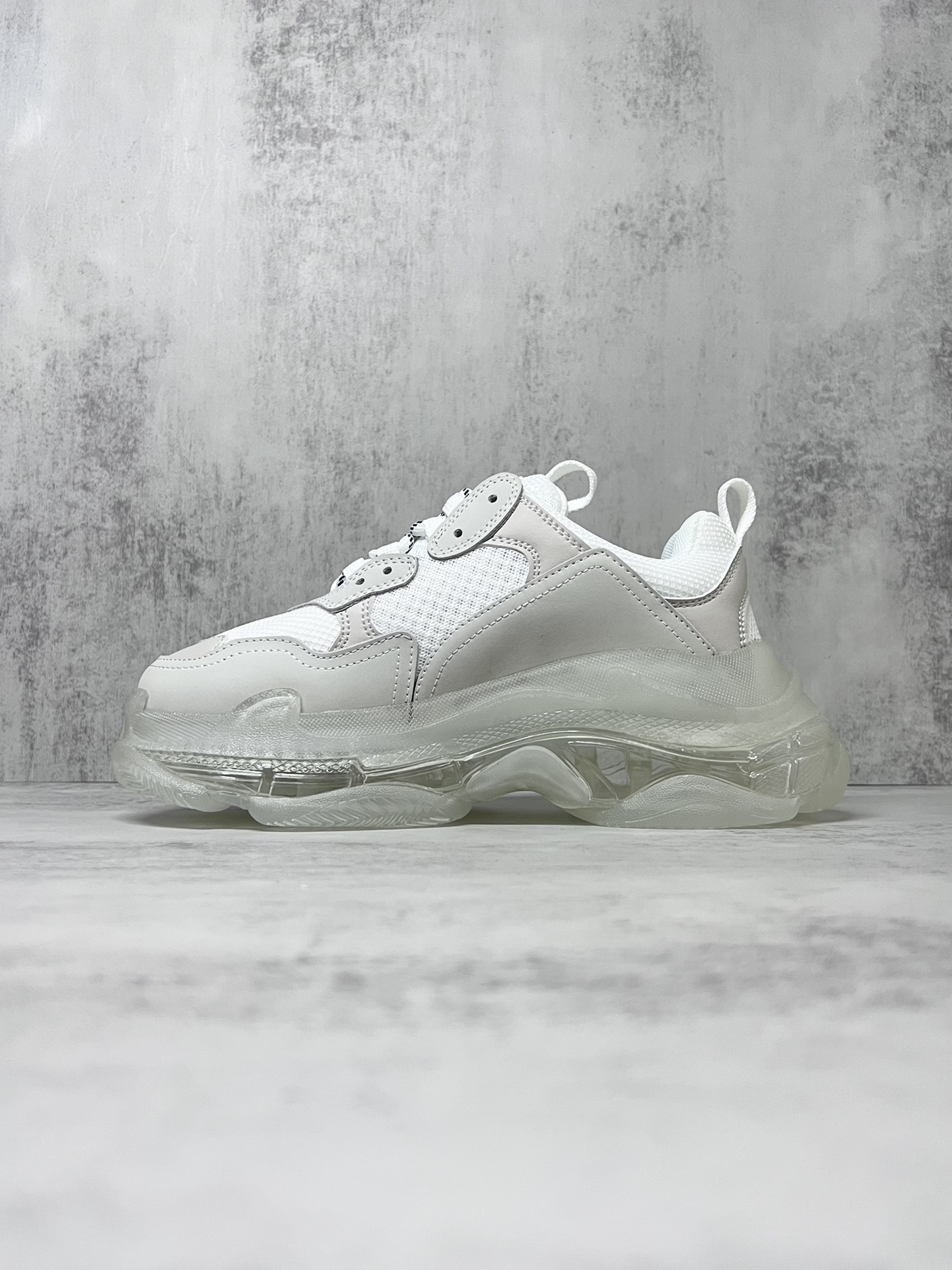 💰360
巴黎世家气垫底复古跑鞋 Balenciaga TriPle S 原鞋购入 可直观对比正品
材料：原厂数据打造私模原档案开发 气垫TPU组合软底 釆购原厂进口头层皮 进口机电绣正确字体 侧边TPU透气孔匹配原版  “Balenciaga”大底LOGO立体感十足
尺码：36 37 38 39 40 41 42 43 44 45