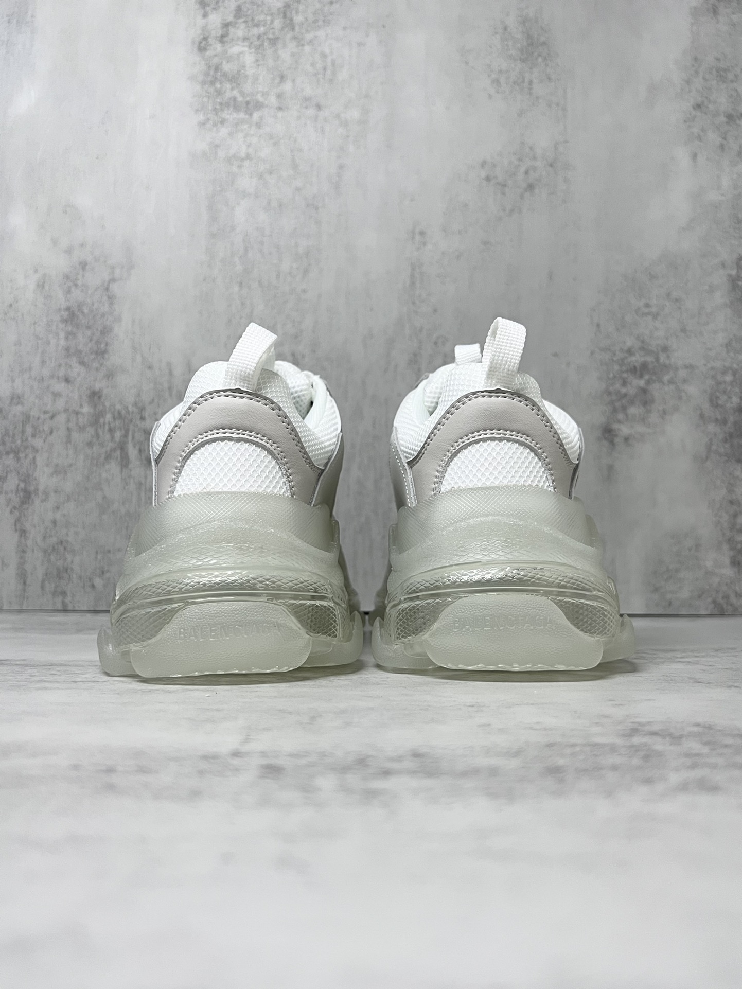 💰360
巴黎世家气垫底复古跑鞋 Balenciaga TriPle S 原鞋购入 可直观对比正品
材料：原厂数据打造私模原档案开发 气垫TPU组合软底 釆购原厂进口头层皮 进口机电绣正确字体 侧边TPU透气孔匹配原版  “Balenciaga”大底LOGO立体感十足
尺码：36 37 38 39 40 41 42 43 44 45