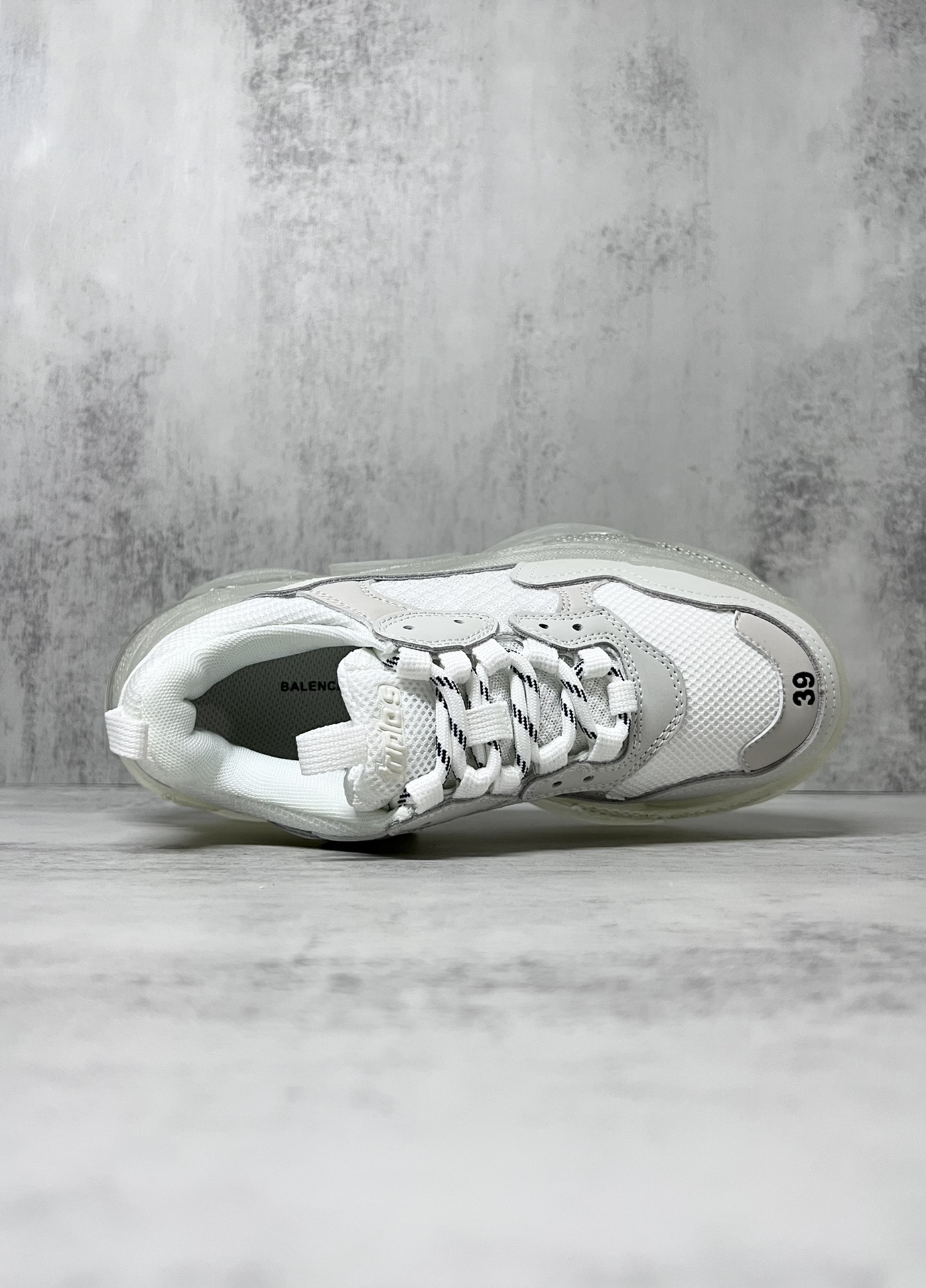 💰360
巴黎世家气垫底复古跑鞋 Balenciaga TriPle S 原鞋购入 可直观对比正品
材料：原厂数据打造私模原档案开发 气垫TPU组合软底 釆购原厂进口头层皮 进口机电绣正确字体 侧边TPU透气孔匹配原版  “Balenciaga”大底LOGO立体感十足
尺码：36 37 38 39 40 41 42 43 44 45