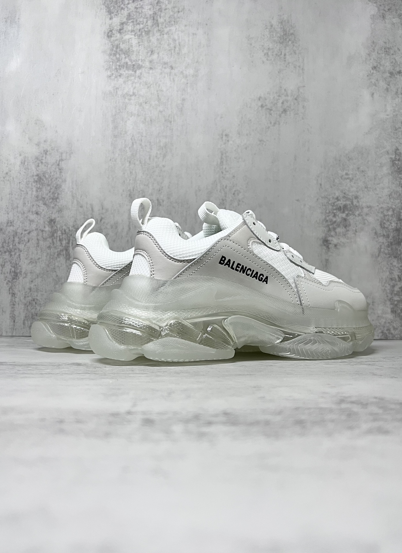 💰360
巴黎世家气垫底复古跑鞋 Balenciaga TriPle S 原鞋购入 可直观对比正品
材料：原厂数据打造私模原档案开发 气垫TPU组合软底 釆购原厂进口头层皮 进口机电绣正确字体 侧边TPU透气孔匹配原版  “Balenciaga”大底LOGO立体感十足
尺码：36 37 38 39 40 41 42 43 44 45