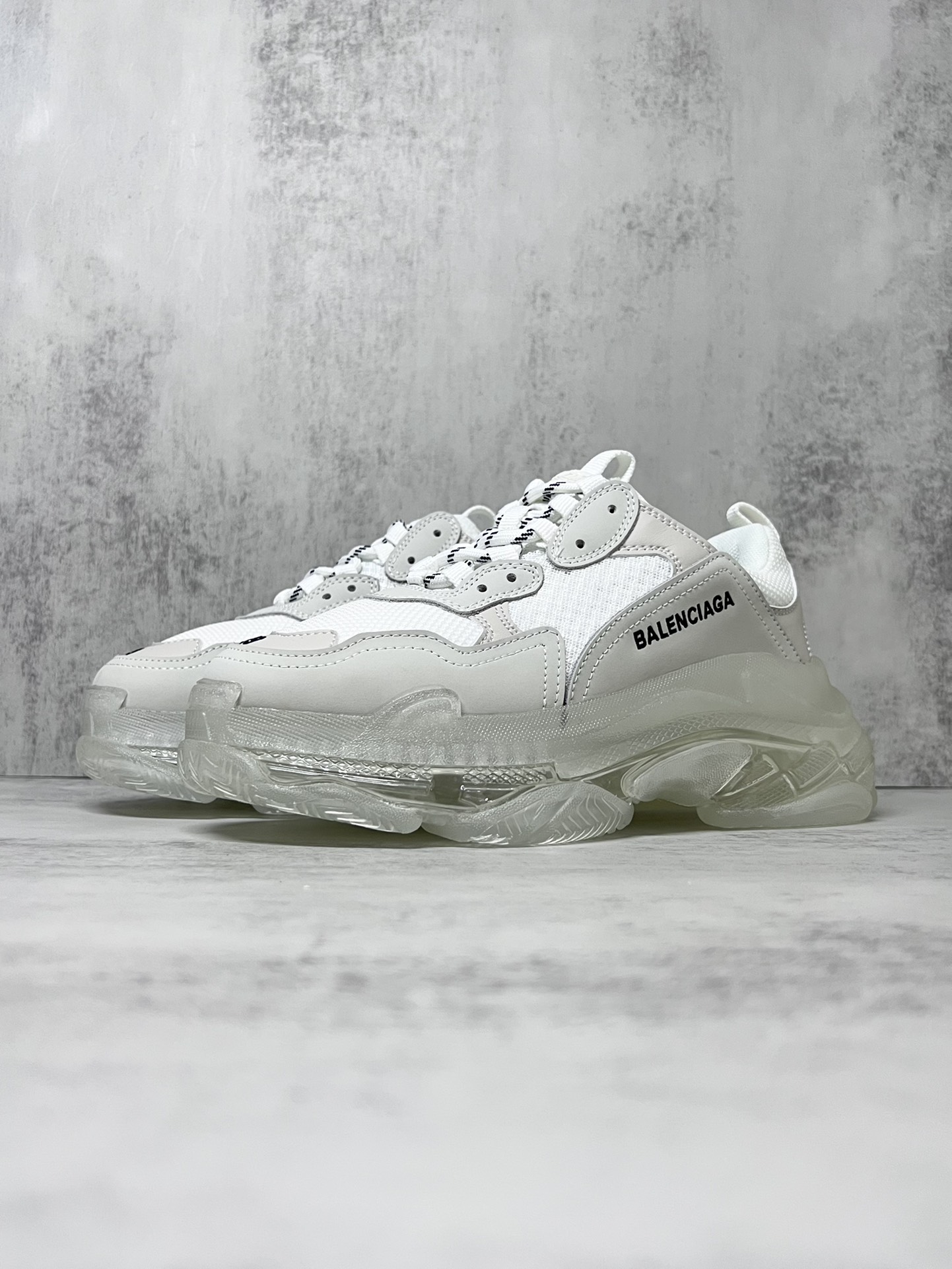 💰360
巴黎世家气垫底复古跑鞋 Balenciaga TriPle S 原鞋购入 可直观对比正品
材料：原厂数据打造私模原档案开发 气垫TPU组合软底 釆购原厂进口头层皮 进口机电绣正确字体 侧边TPU透气孔匹配原版  “Balenciaga”大底LOGO立体感十足
尺码：36 37 38 39 40 41 42 43 44 45