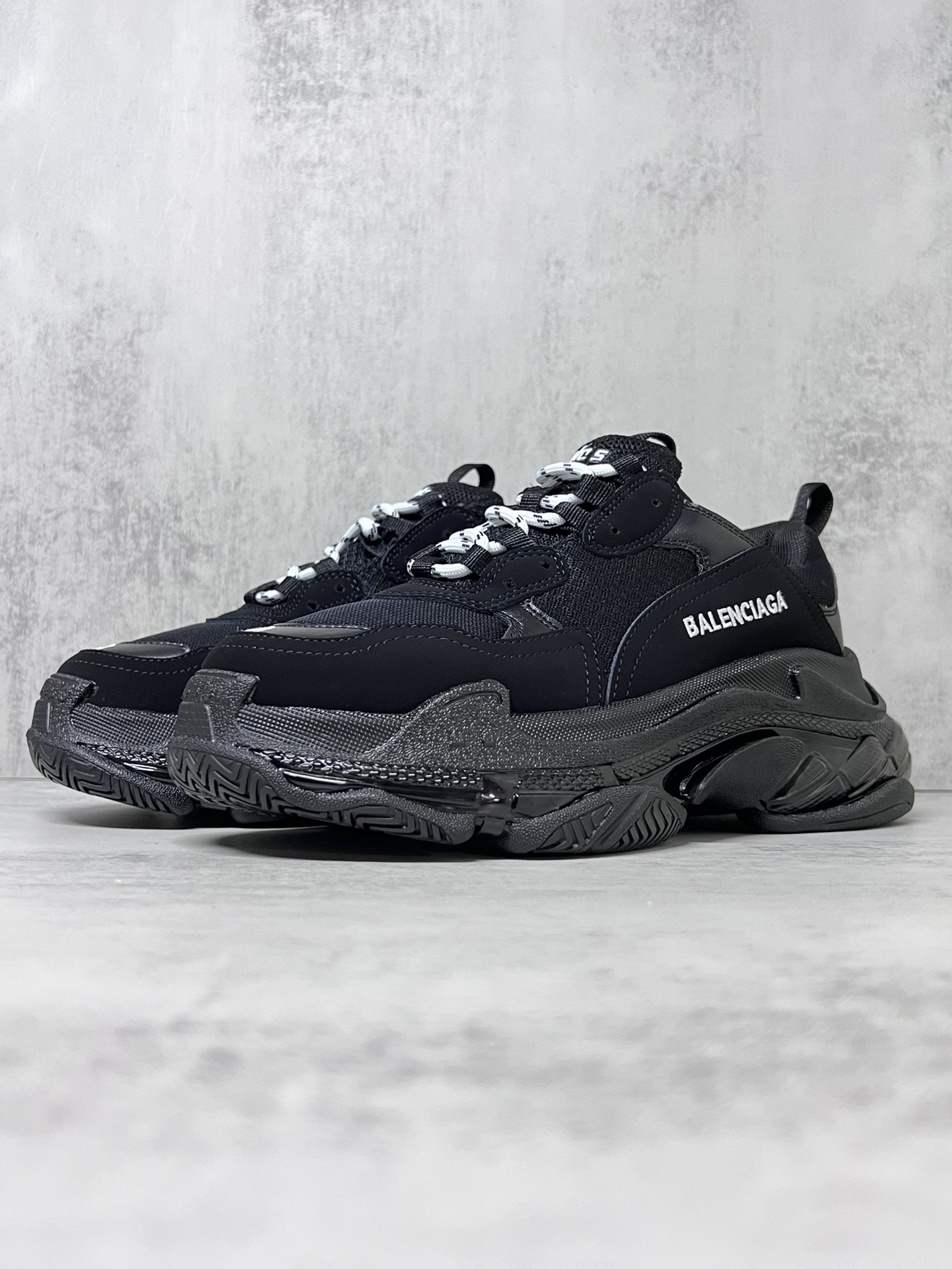 巴黎世家气垫底复古跑鞋 Balenciaga TriPle S 原鞋购入 可直观对比正品
材料：原厂数据打造私模原档案开发 气垫TPU组合软底 釆购原厂进口头层皮 进口机电绣正确字体 侧边TPU透气孔匹配原版  “Balenciaga”大底LOGO立体感十足
尺码：36 37 38 39 40 41 42 43 44 45