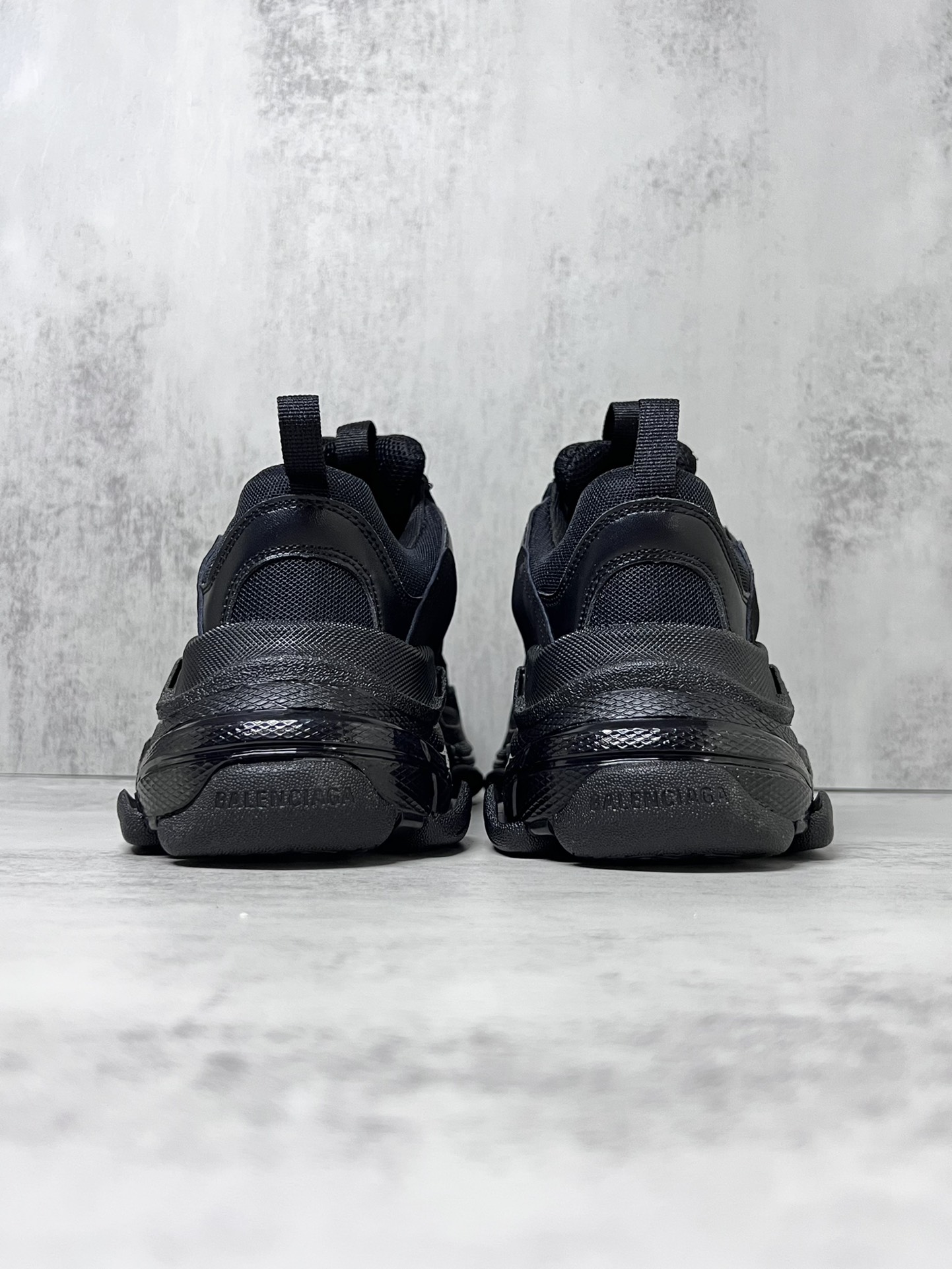 巴黎世家气垫底复古跑鞋 Balenciaga TriPle S 原鞋购入 可直观对比正品
材料：原厂数据打造私模原档案开发 气垫TPU组合软底 釆购原厂进口头层皮 进口机电绣正确字体 侧边TPU透气孔匹配原版  “Balenciaga”大底LOGO立体感十足
尺码：36 37 38 39 40 41 42 43 44 45