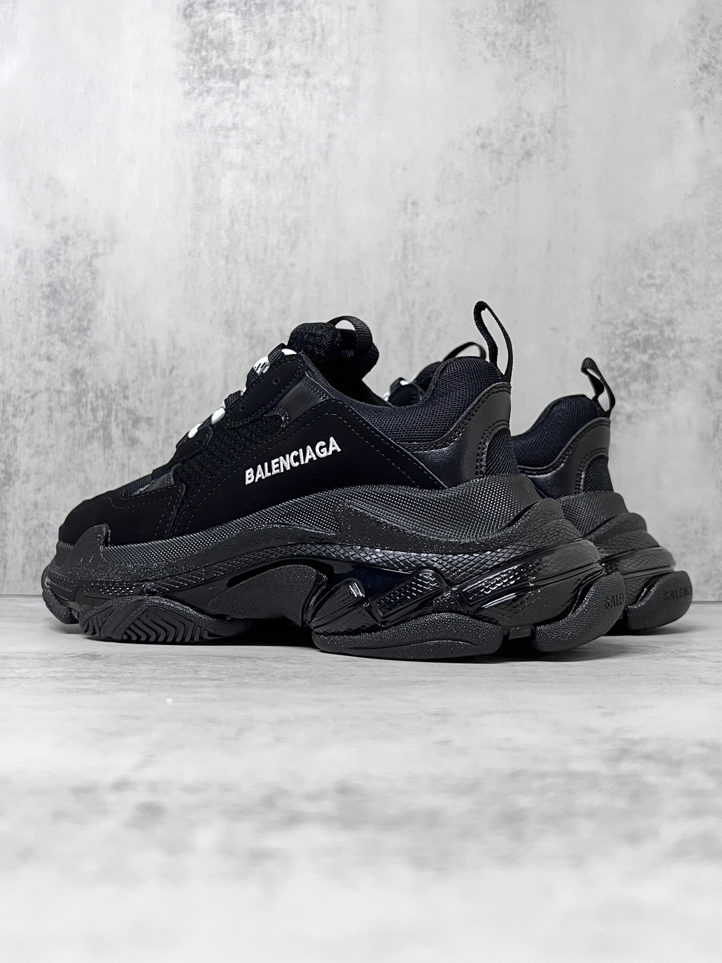 巴黎世家气垫底复古跑鞋 Balenciaga TriPle S 原鞋购入 可直观对比正品
材料：原厂数据打造私模原档案开发 气垫TPU组合软底 釆购原厂进口头层皮 进口机电绣正确字体 侧边TPU透气孔匹配原版  “Balenciaga”大底LOGO立体感十足
尺码：36 37 38 39 40 41 42 43 44 45