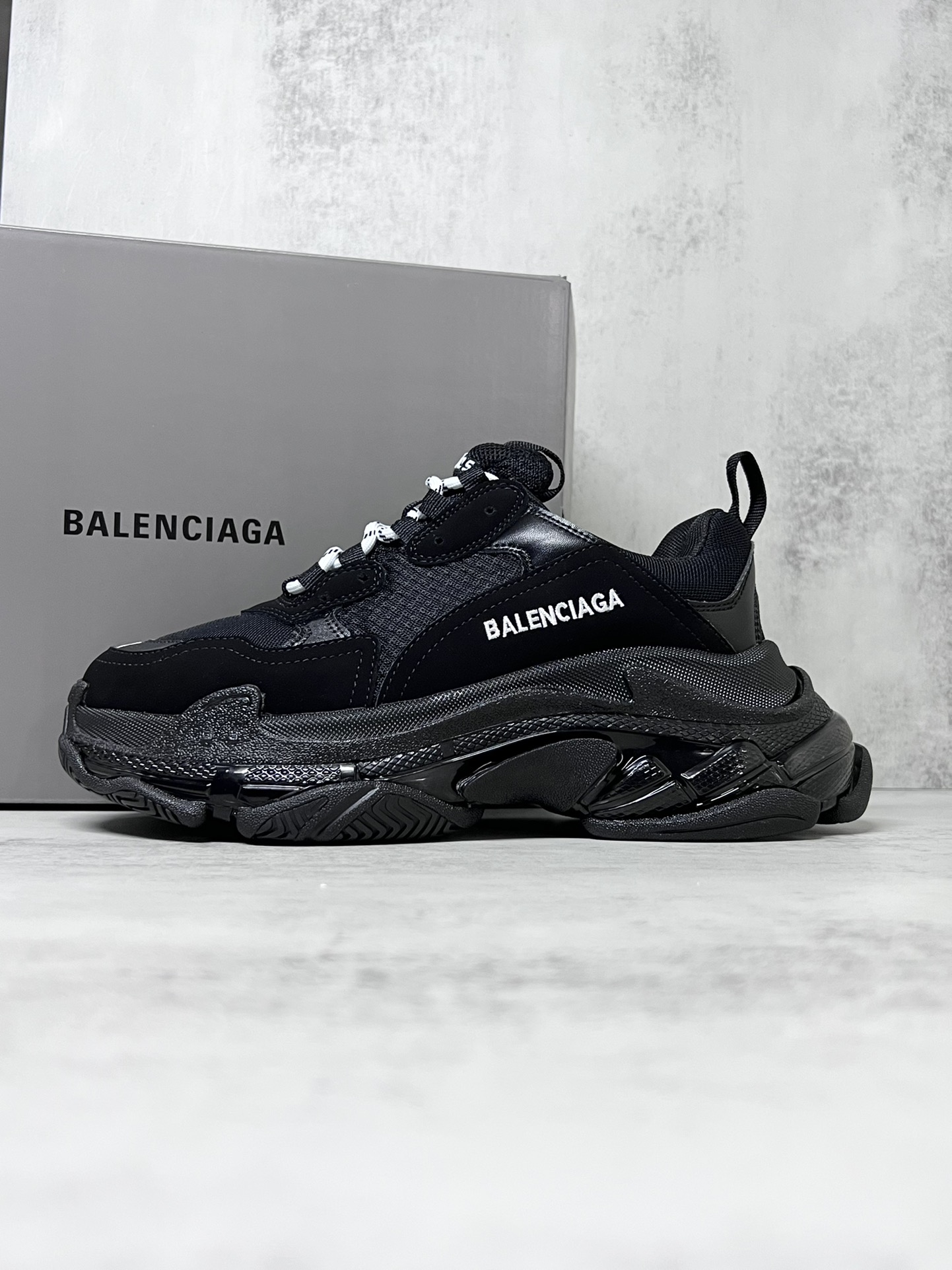 巴黎世家气垫底复古跑鞋 Balenciaga TriPle S 原鞋购入 可直观对比正品
材料：原厂数据打造私模原档案开发 气垫TPU组合软底 釆购原厂进口头层皮 进口机电绣正确字体 侧边TPU透气孔匹配原版  “Balenciaga”大底LOGO立体感十足
尺码：36 37 38 39 40 41 42 43 44 45