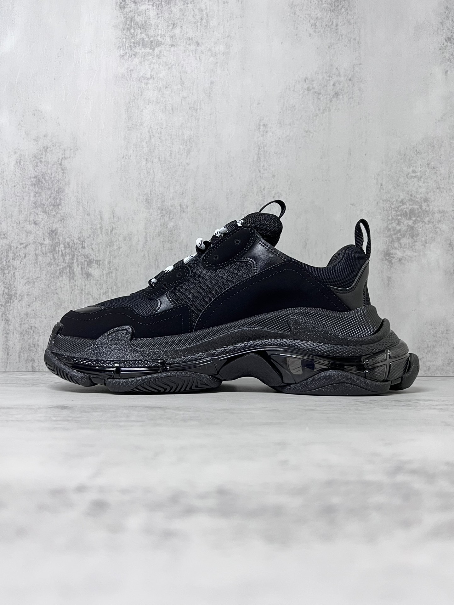 巴黎世家气垫底复古跑鞋 Balenciaga TriPle S 原鞋购入 可直观对比正品
材料：原厂数据打造私模原档案开发 气垫TPU组合软底 釆购原厂进口头层皮 进口机电绣正确字体 侧边TPU透气孔匹配原版  “Balenciaga”大底LOGO立体感十足
尺码：36 37 38 39 40 41 42 43 44 45