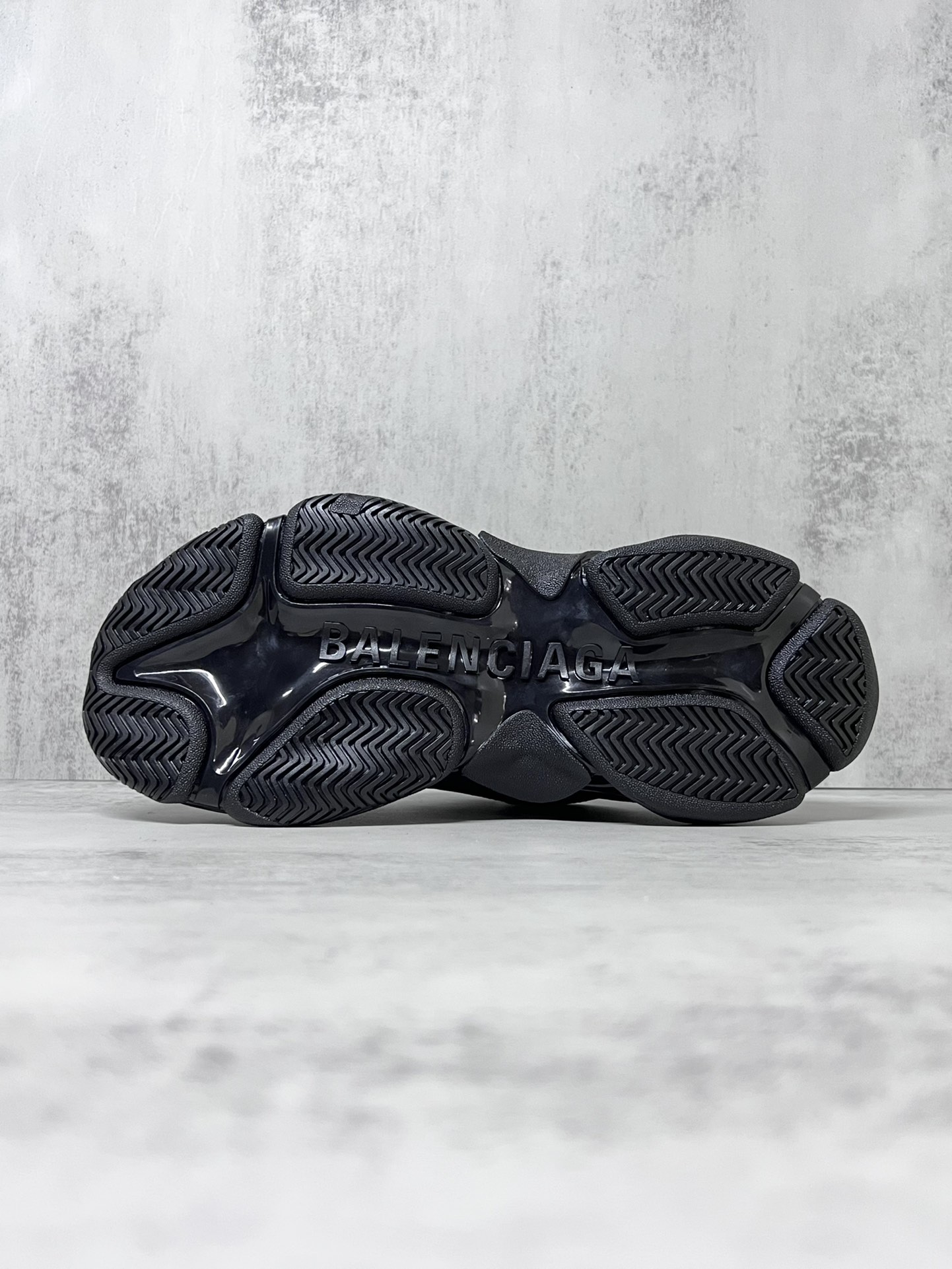 巴黎世家气垫底复古跑鞋 Balenciaga TriPle S 原鞋购入 可直观对比正品
材料：原厂数据打造私模原档案开发 气垫TPU组合软底 釆购原厂进口头层皮 进口机电绣正确字体 侧边TPU透气孔匹配原版  “Balenciaga”大底LOGO立体感十足
尺码：36 37 38 39 40 41 42 43 44 45