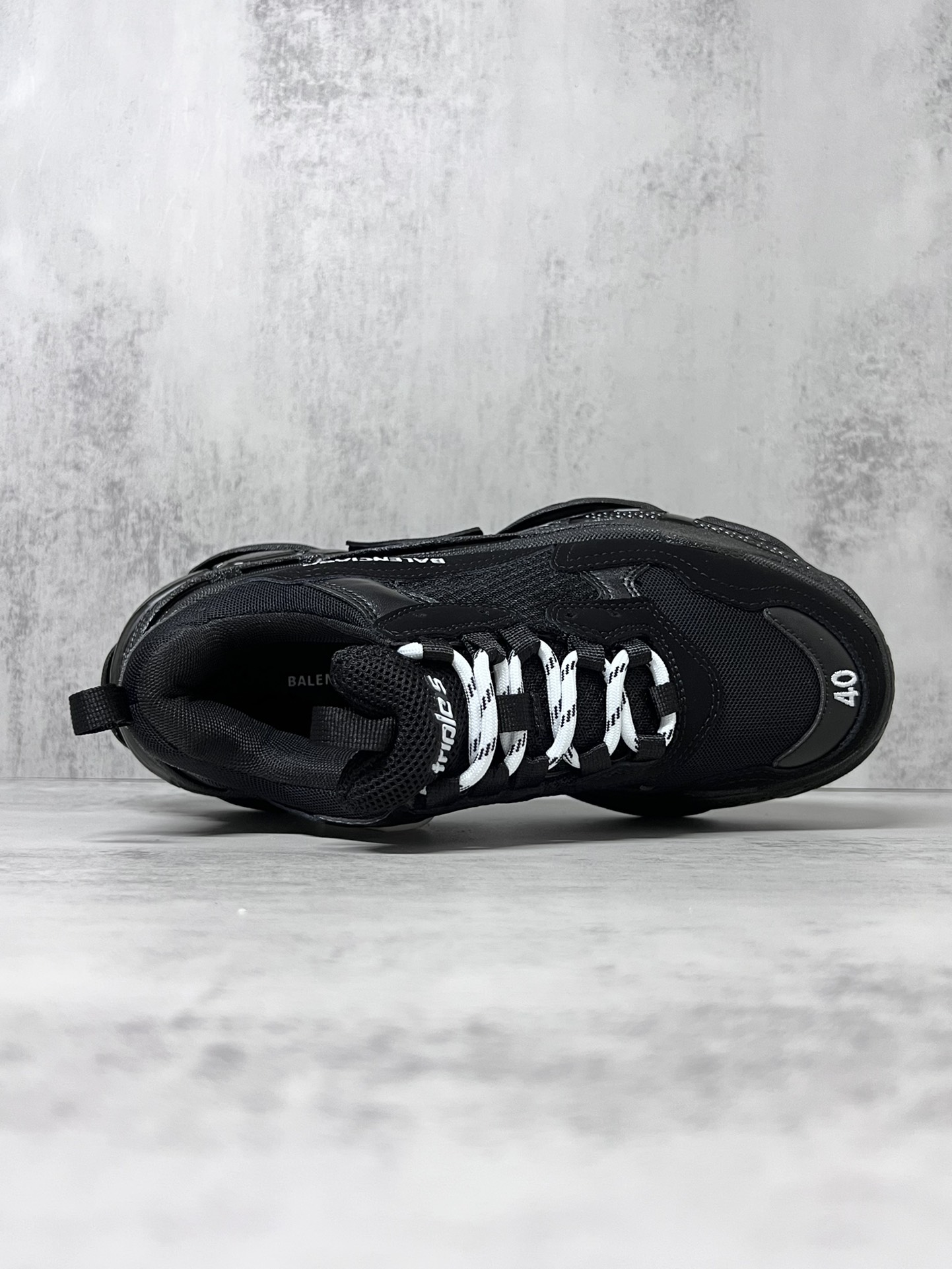 巴黎世家气垫底复古跑鞋 Balenciaga TriPle S 原鞋购入 可直观对比正品
材料：原厂数据打造私模原档案开发 气垫TPU组合软底 釆购原厂进口头层皮 进口机电绣正确字体 侧边TPU透气孔匹配原版  “Balenciaga”大底LOGO立体感十足
尺码：36 37 38 39 40 41 42 43 44 45