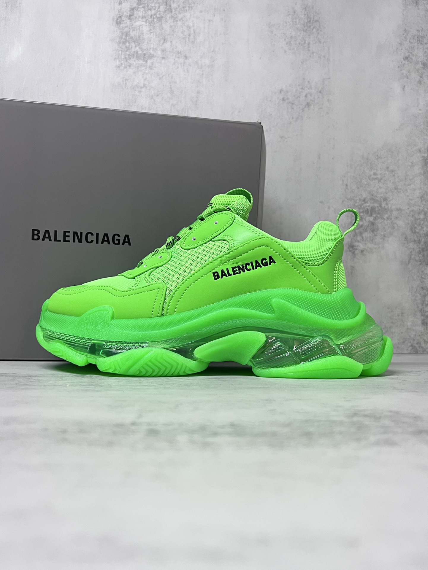 巴黎世家气垫底复古跑鞋 Balenciaga TriPle S 原鞋购入 可直观对比正品
材料：原厂数据打造私模原档案开发 气垫TPU组合软底 釆购原厂进口头层皮 进口机电绣正确字体 侧边TPU透气孔匹配原版  “Balenciaga”大底LOGO立体感十足
尺码：36 37 38 39 40 41 42 43 44 45