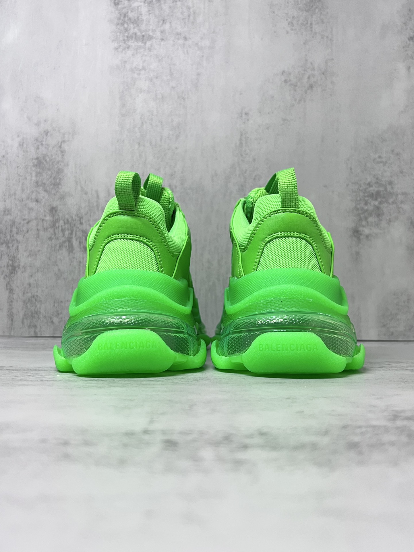 巴黎世家气垫底复古跑鞋 Balenciaga TriPle S 原鞋购入 可直观对比正品
材料：原厂数据打造私模原档案开发 气垫TPU组合软底 釆购原厂进口头层皮 进口机电绣正确字体 侧边TPU透气孔匹配原版  “Balenciaga”大底LOGO立体感十足
尺码：36 37 38 39 40 41 42 43 44 45