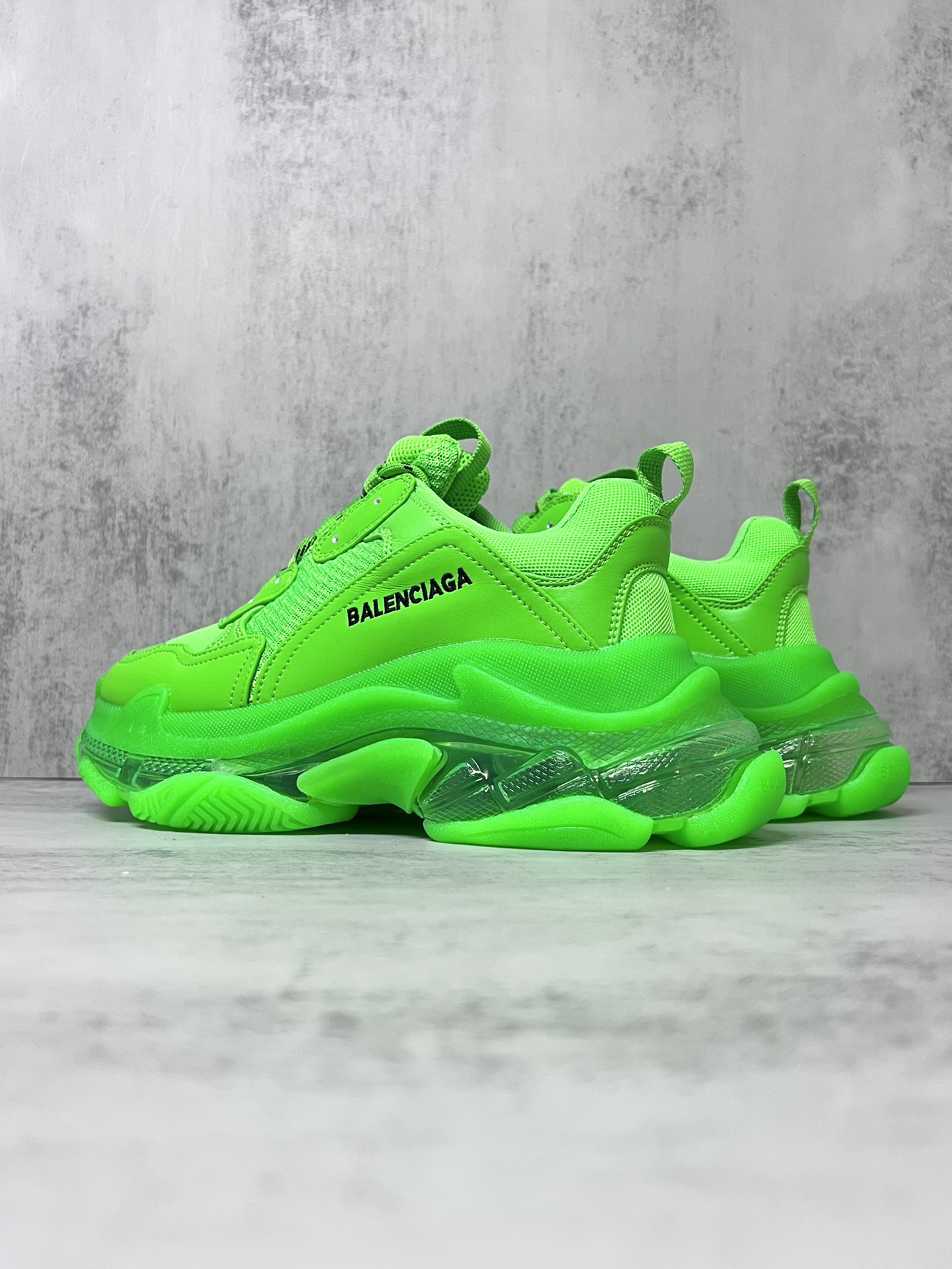 巴黎世家气垫底复古跑鞋 Balenciaga TriPle S 原鞋购入 可直观对比正品
材料：原厂数据打造私模原档案开发 气垫TPU组合软底 釆购原厂进口头层皮 进口机电绣正确字体 侧边TPU透气孔匹配原版  “Balenciaga”大底LOGO立体感十足
尺码：36 37 38 39 40 41 42 43 44 45