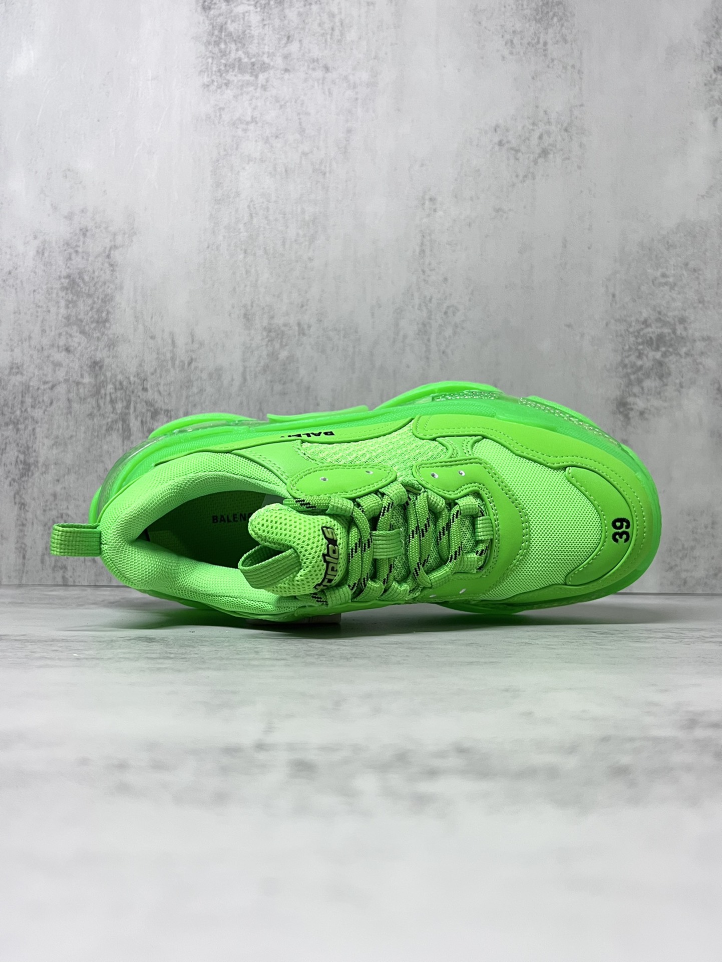 巴黎世家气垫底复古跑鞋 Balenciaga TriPle S 原鞋购入 可直观对比正品
材料：原厂数据打造私模原档案开发 气垫TPU组合软底 釆购原厂进口头层皮 进口机电绣正确字体 侧边TPU透气孔匹配原版  “Balenciaga”大底LOGO立体感十足
尺码：36 37 38 39 40 41 42 43 44 45