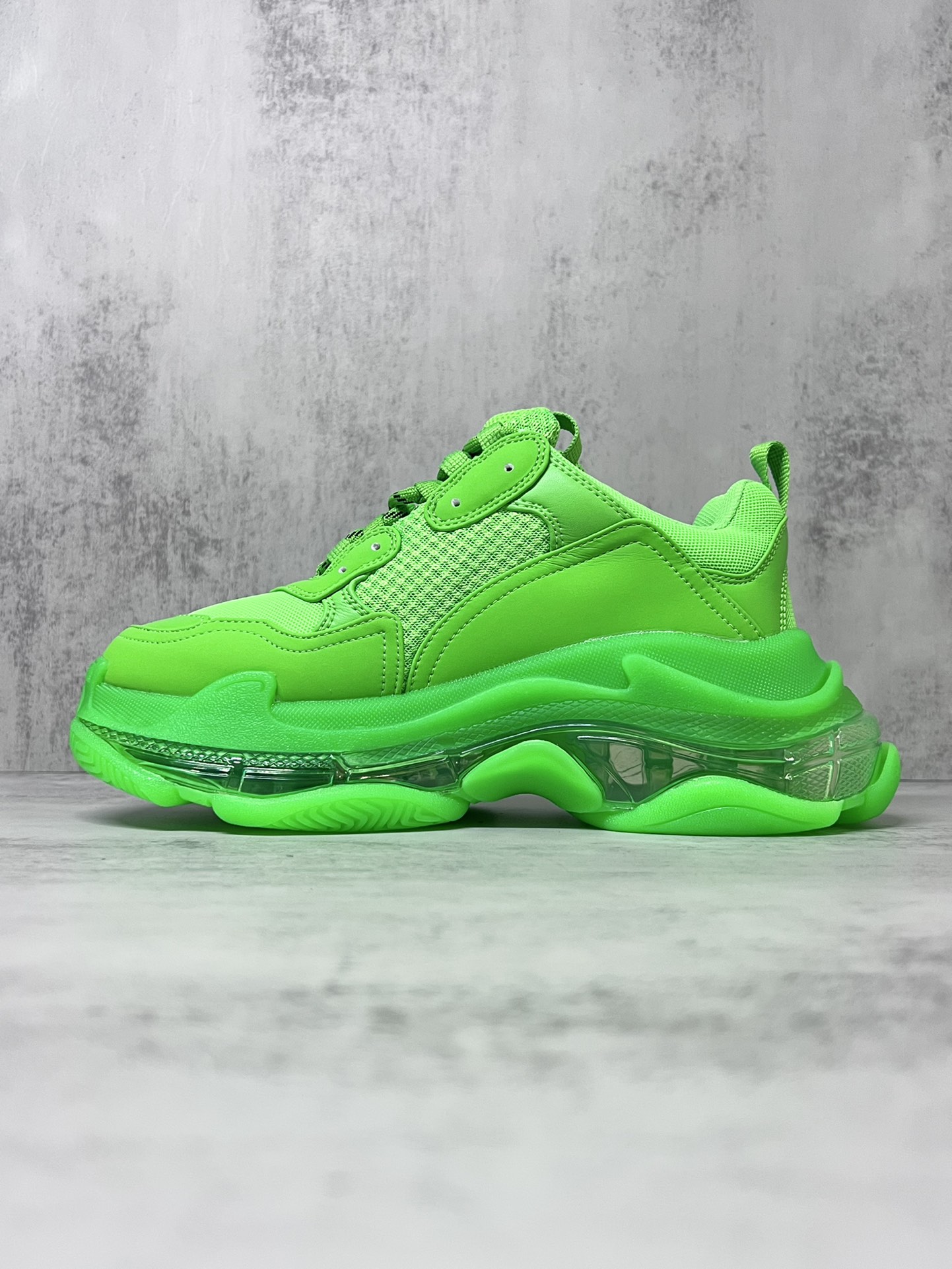 巴黎世家气垫底复古跑鞋 Balenciaga TriPle S 原鞋购入 可直观对比正品
材料：原厂数据打造私模原档案开发 气垫TPU组合软底 釆购原厂进口头层皮 进口机电绣正确字体 侧边TPU透气孔匹配原版  “Balenciaga”大底LOGO立体感十足
尺码：36 37 38 39 40 41 42 43 44 45
