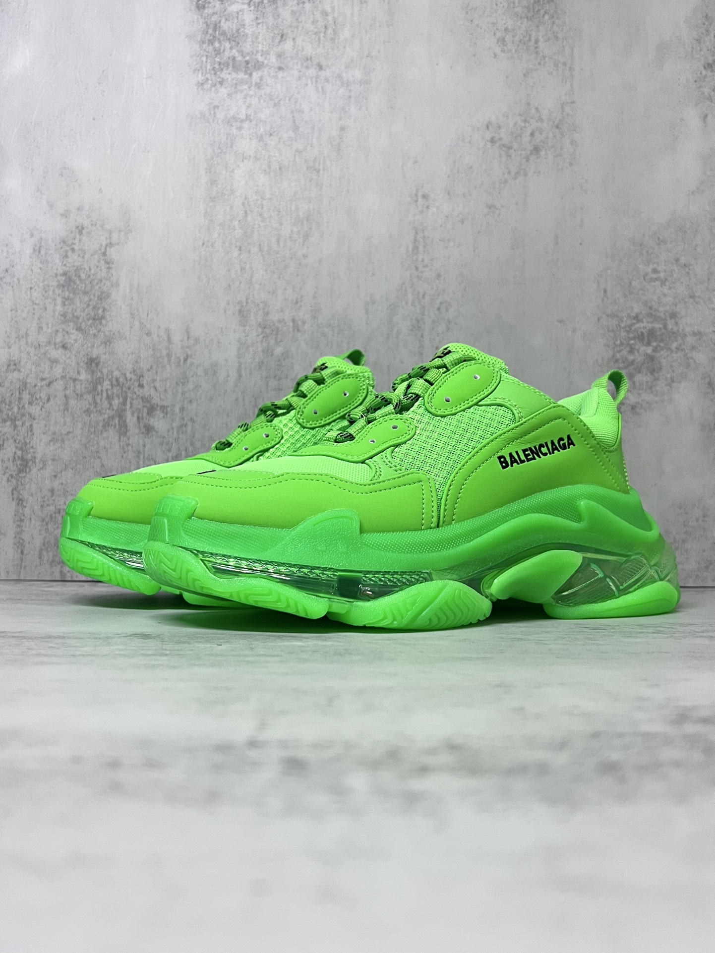 巴黎世家气垫底复古跑鞋 Balenciaga TriPle S 原鞋购入 可直观对比正品
材料：原厂数据打造私模原档案开发 气垫TPU组合软底 釆购原厂进口头层皮 进口机电绣正确字体 侧边TPU透气孔匹配原版  “Balenciaga”大底LOGO立体感十足
尺码：36 37 38 39 40 41 42 43 44 45