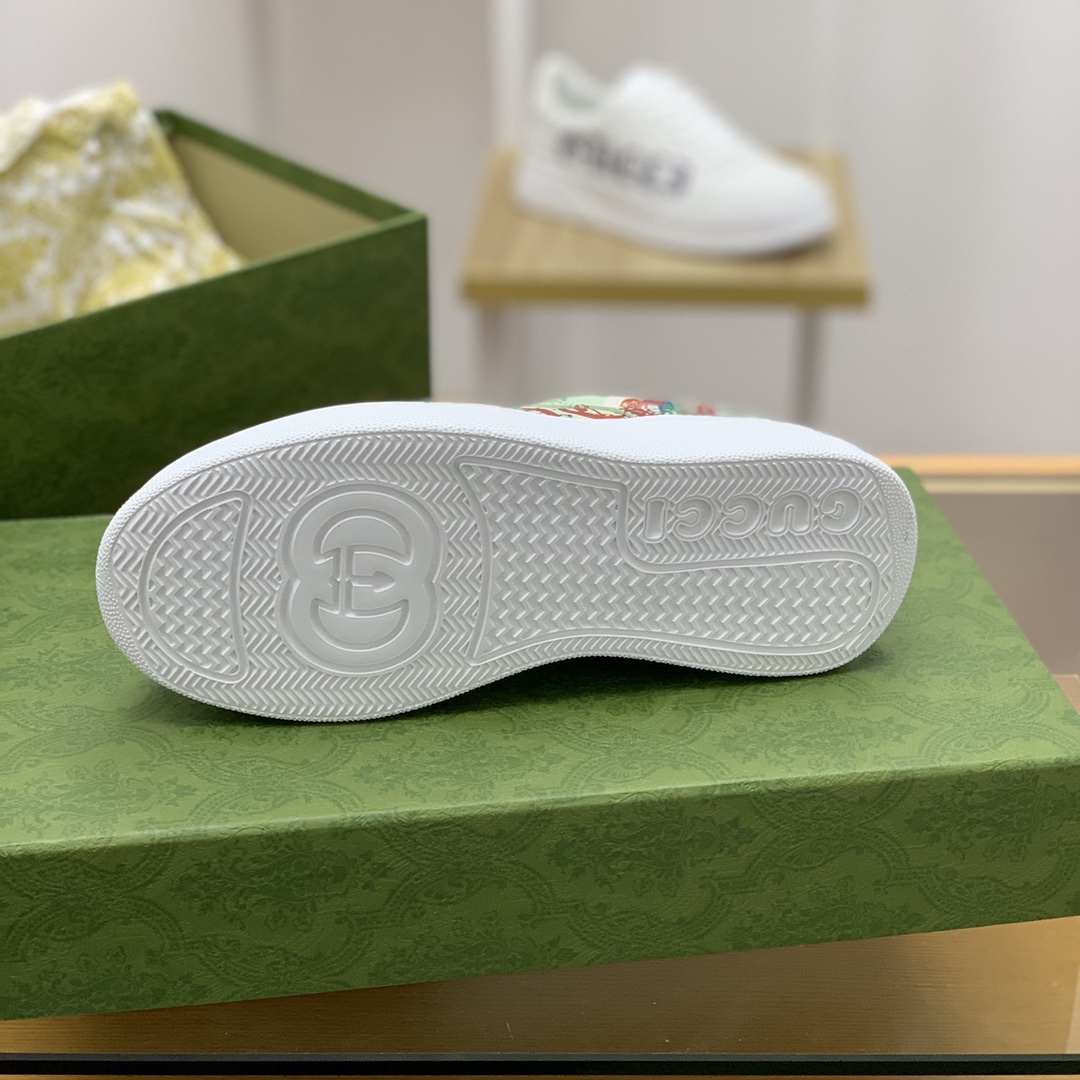GUCCI古驰 采用牛皮材质,以GG印花帆布情侣款运动鞋