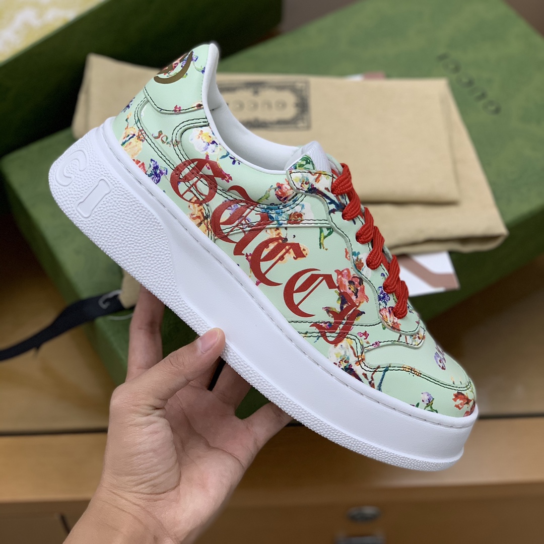 GUCCI古驰 采用牛皮材质,以GG印花帆布情侣款运动鞋