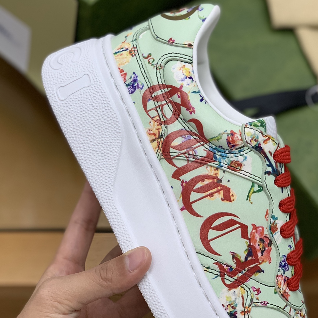 GUCCI古驰 采用牛皮材质,以GG印花帆布情侣款运动鞋