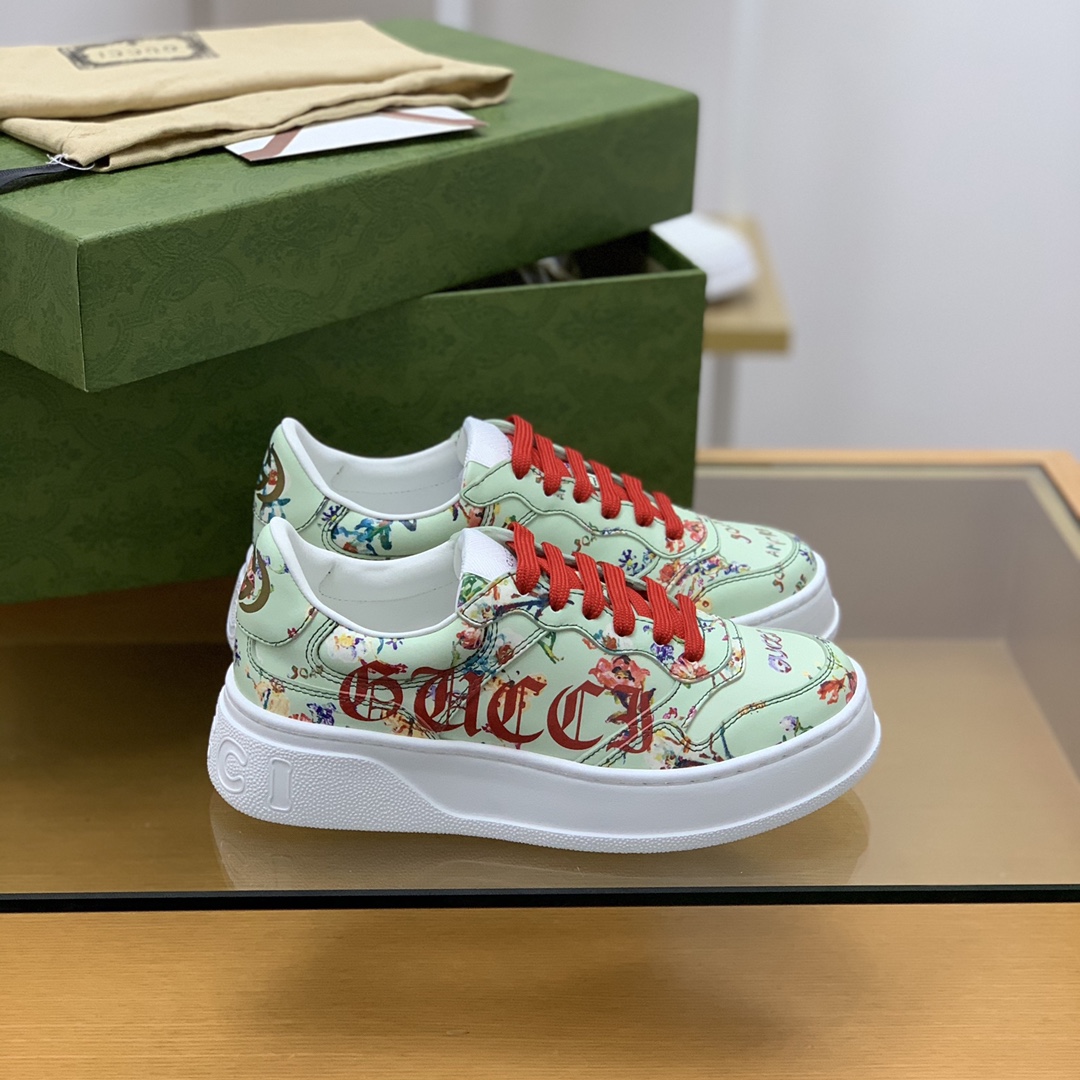 GUCCI古驰 采用牛皮材质,以GG印花帆布情侣款运动鞋