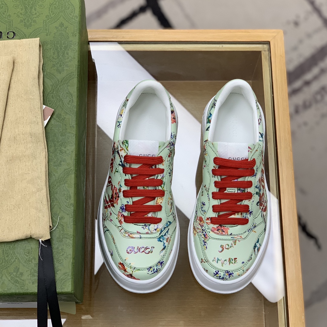 GUCCI古驰 采用牛皮材质,以GG印花帆布情侣款运动鞋