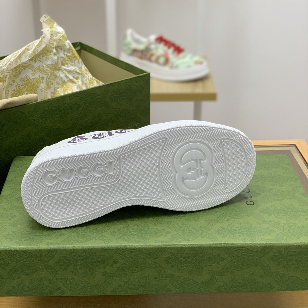 GUCCI古驰 采用牛皮材质,以GG印花皮革情侣款运动鞋