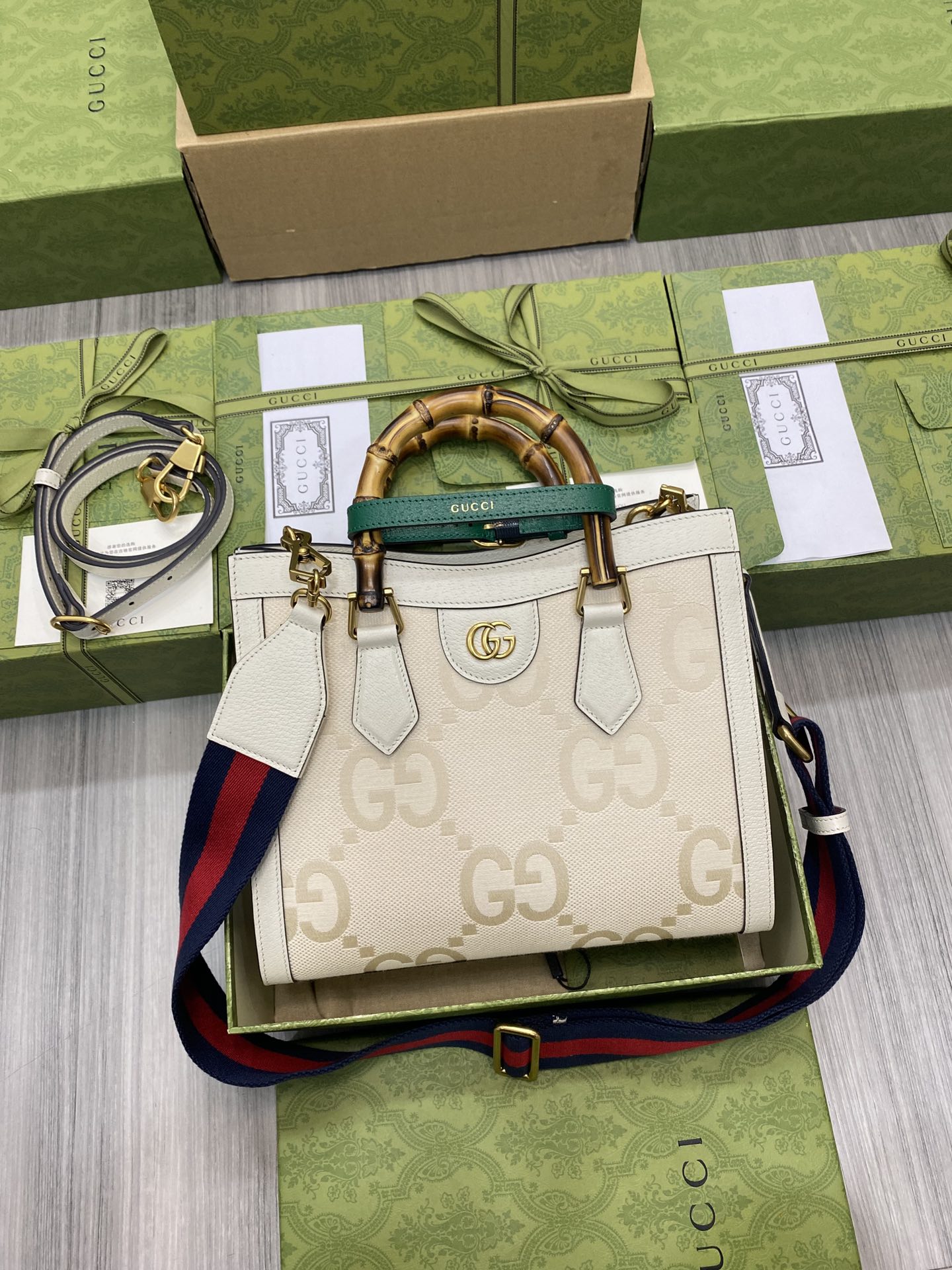 GUCCI Diana сумка-тоут с бамбуковой ручкой и двойной G из кожи, средний размер