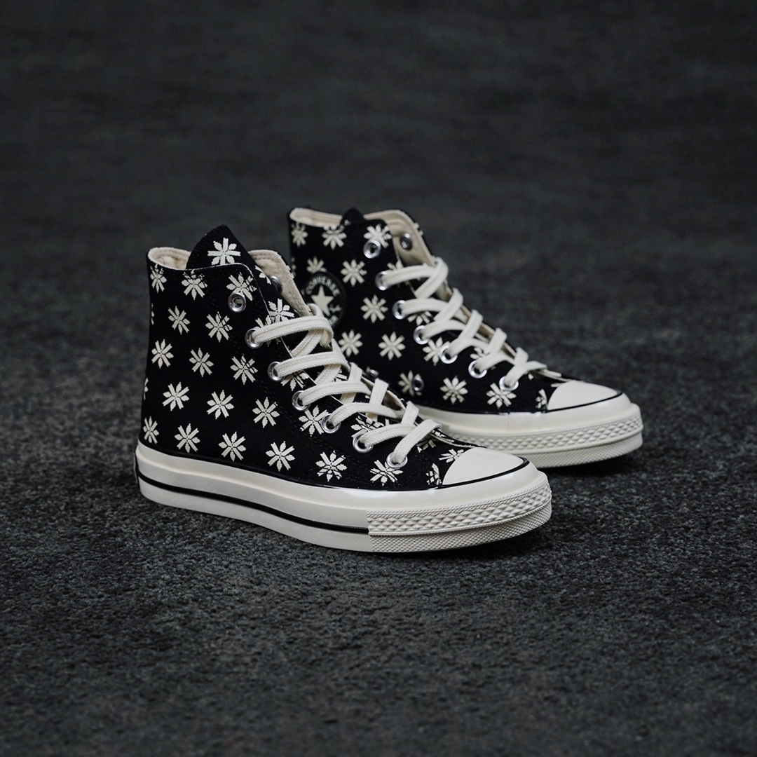 G0 小红书热门款这双匡威1970s也太适合春夏季了早春仙女必备百搭的白色小碎花比经典黑色又多了一点小心机经典又百搭的匡威1970s小碎花元素可爱到哭真的长在了我的审美上一眼万年的感觉又是一股春天的味道 鞋底太太太太软了吧!!上脚超极无敌宇宙爆炸可爱穿一天也不累