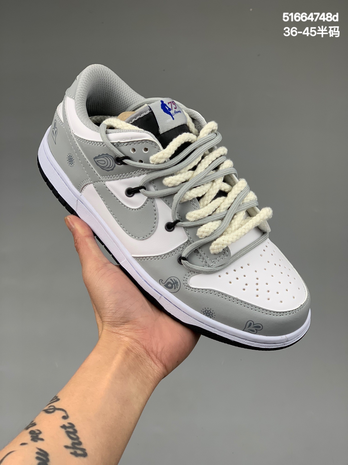 本地
耐克Futura x Nike Dunk Low SB联名 腰果花 解构绑带滑板鞋 双鞋带系统延续了今年的代表性风格，搭配亮粉色鞋带，保持了 Dunk SB Low 街头属性的同时，Virgil 强烈的解构属性让这双鞋更符现代年轻人的审美#X8228 货号CN4504SWSIZE：36 36.5 37.5 38 38.5 39 40 40.5 41 42 43 44 45
编码：51664748d