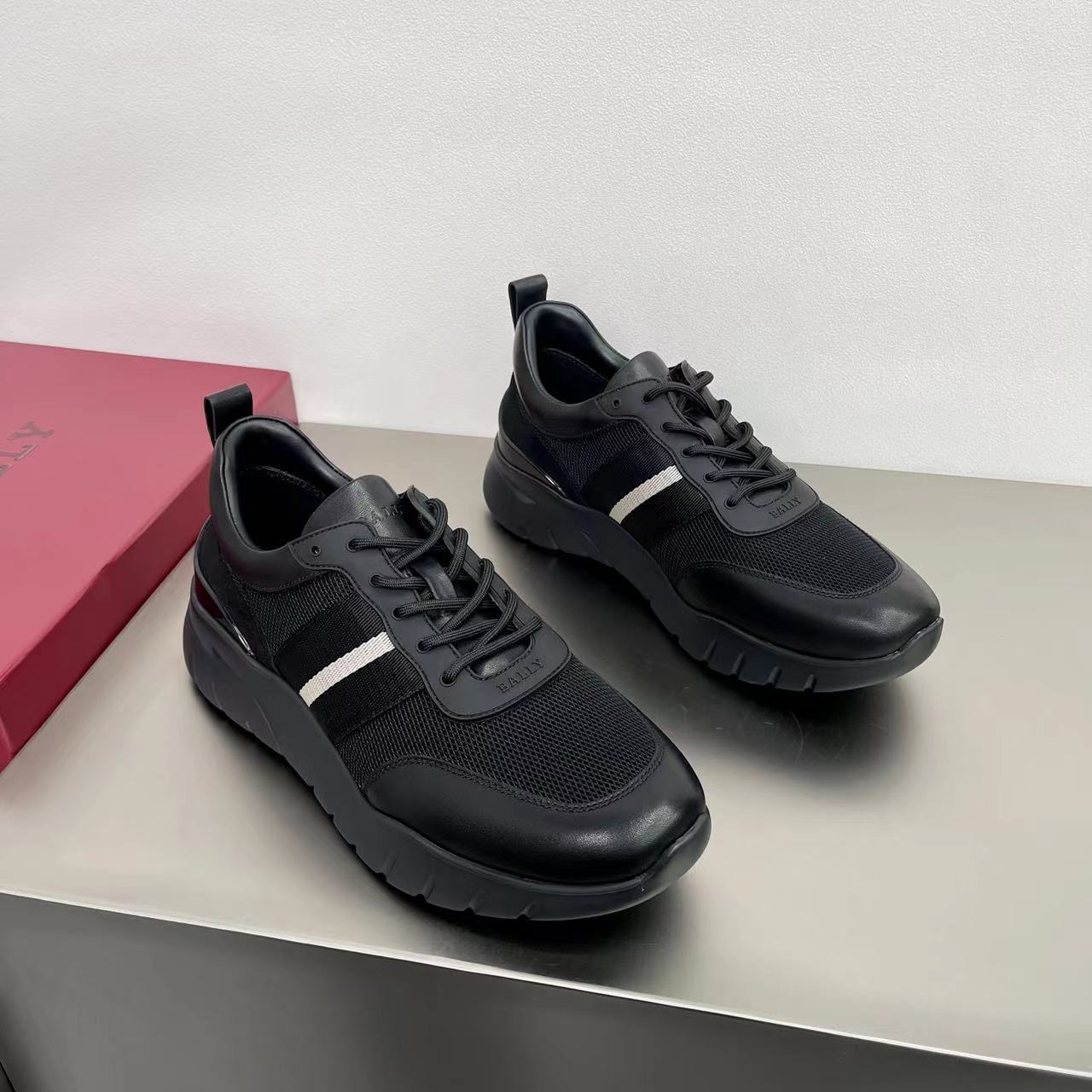 Bally/ Las últimas zapatillas deportivas de la serie Byllet de Bally. Conjunto de materia prima pura. Los zapatos depor…