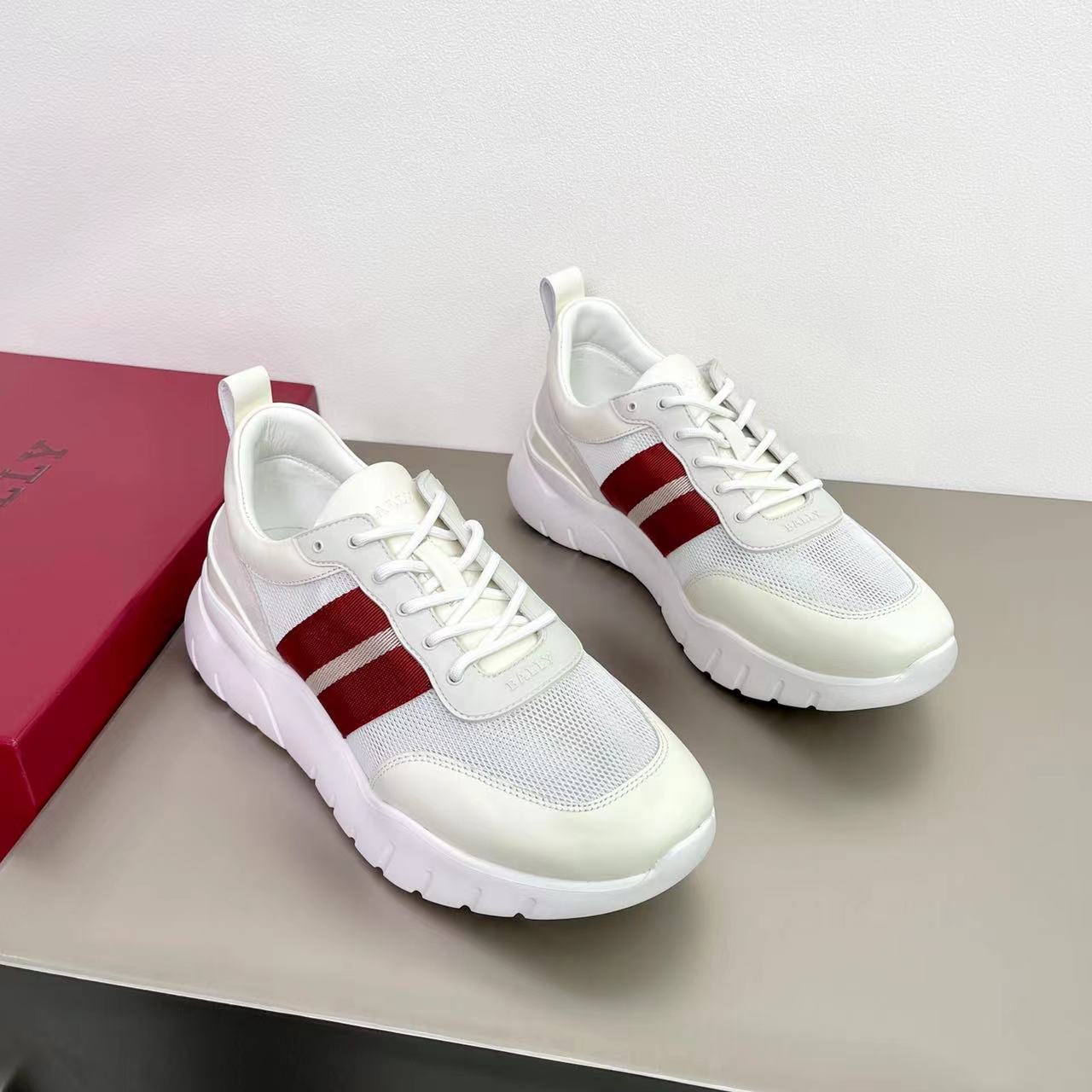 Bally/ Las últimas zapatillas deportivas de la serie Byllet de Bally. Conjunto de materia prima pura. Los zapatos depor…