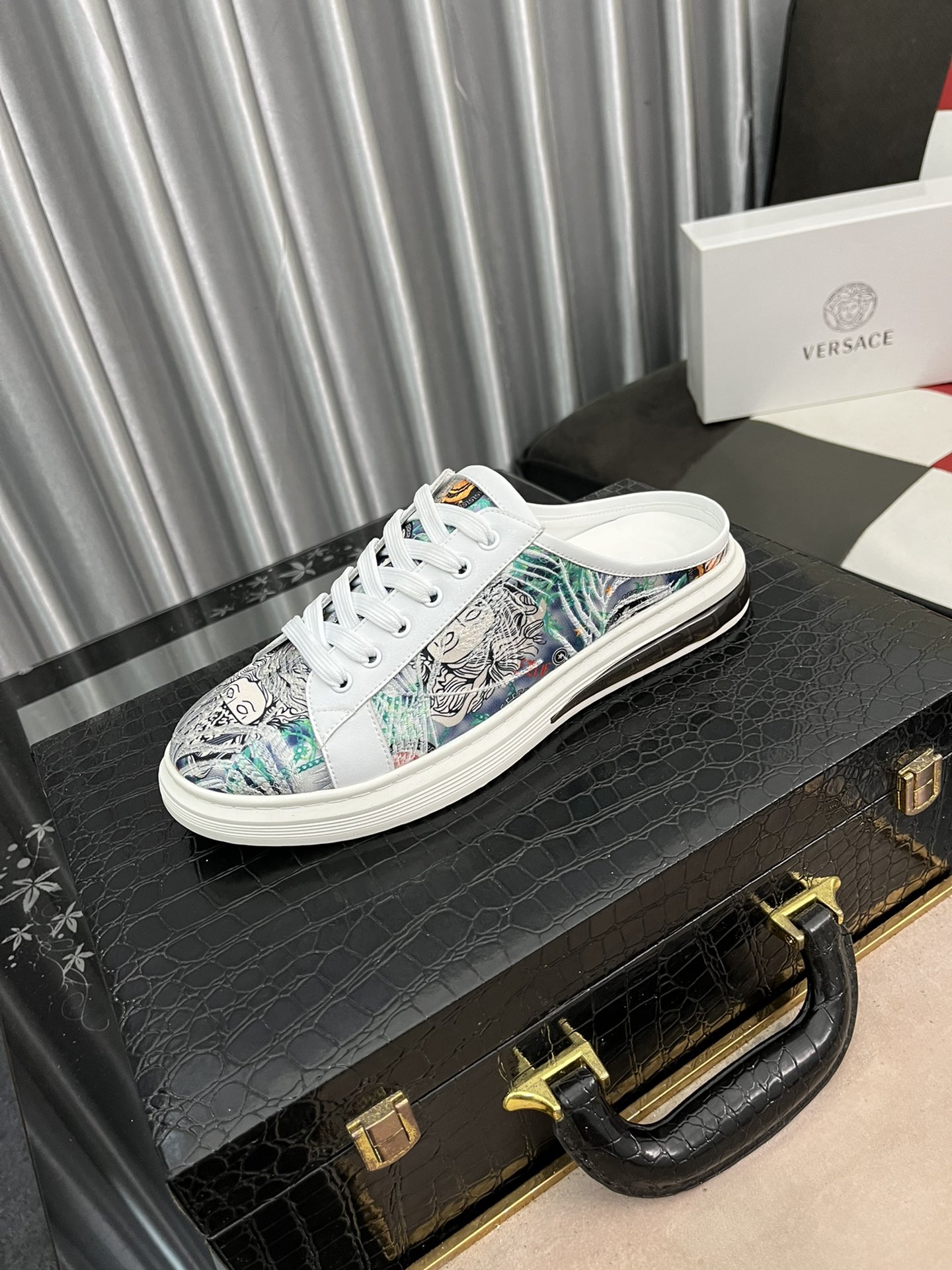 I0   范思哲爆单半拖男鞋，意大利提花布料拼接牛皮，图案美轮美奂，简约清爽造型，时尚帅气，穿脱更舒服，柔软舒适真皮内里，耐磨防滑橡胶大底，38-442⃣️色可选