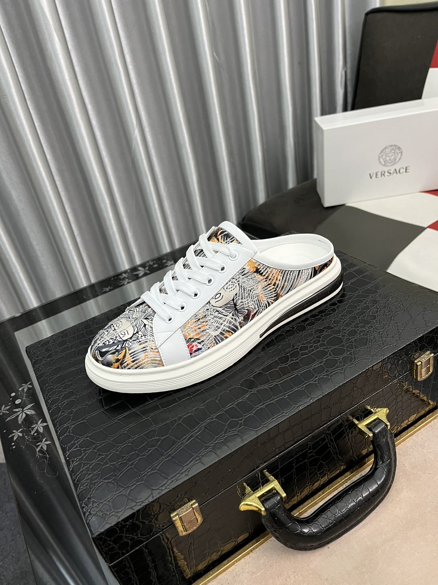 I0   范思哲爆单半拖男鞋，意大利提花布料拼接牛皮，图案美轮美奂，简约清爽造型，时尚帅气，穿脱更舒服，柔软舒适真皮内里，耐磨防滑橡胶大底，38-442⃣️色可选