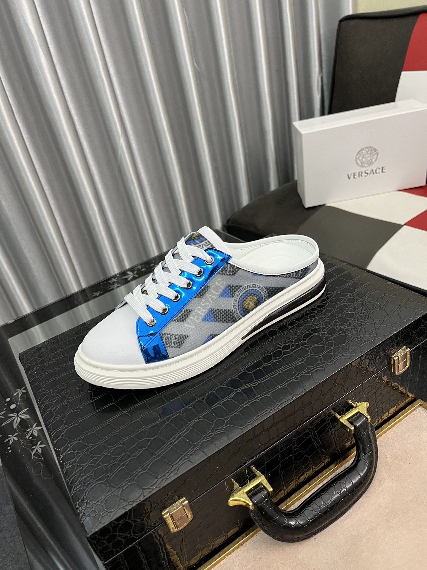 I0   范思哲爆单半拖男鞋，意大利提花布料拼接牛皮，图案美轮美奂，简约清爽造型，时尚帅气，穿脱更舒服，柔软舒适真皮内里，耐磨防滑橡胶大底，38-442⃣️色可选