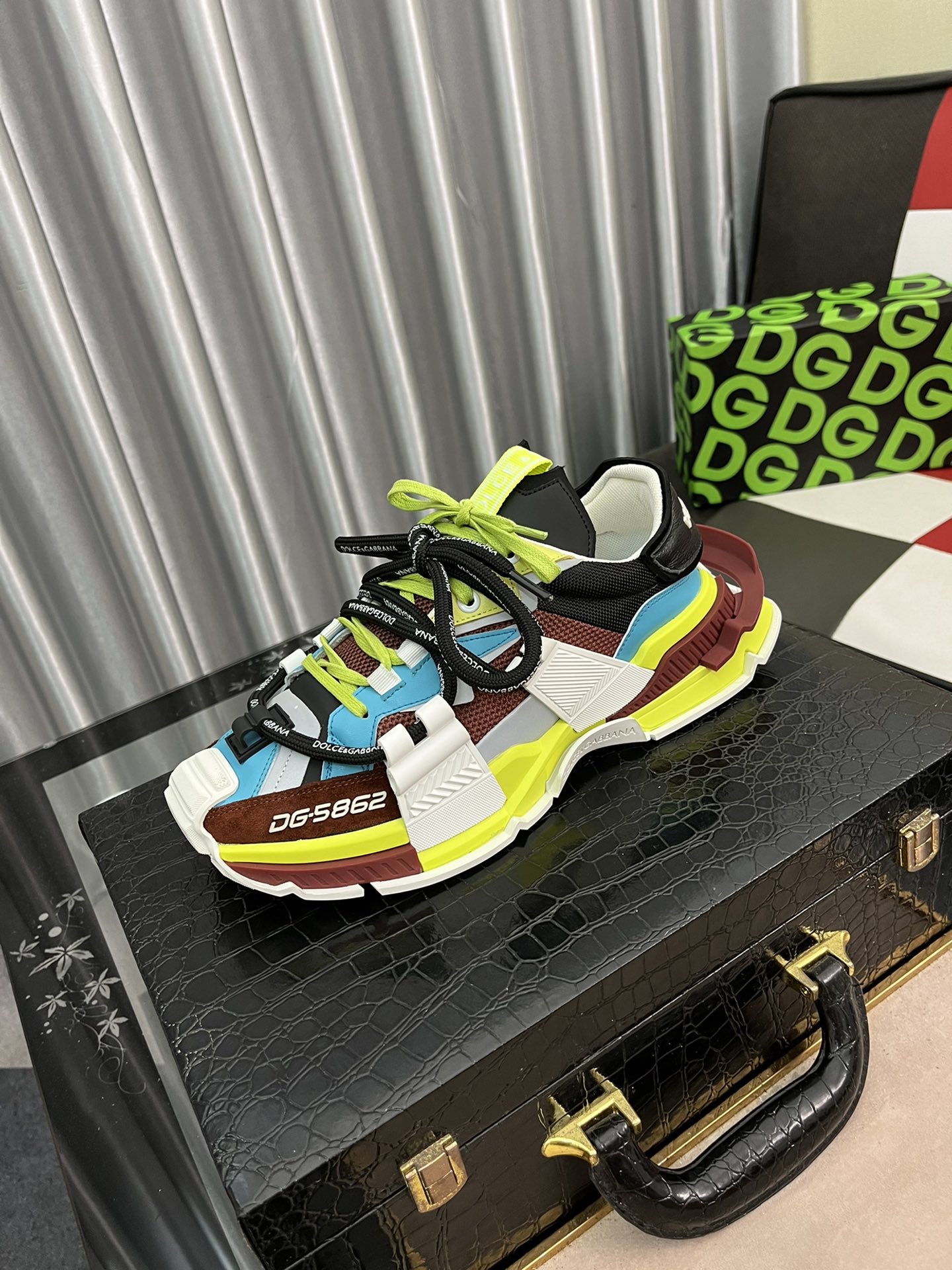 NO:272777,Dolce&Gabbana space series D&G dad shoes couple casual sneakers original purchase development making DG TOGETHER series takes the brand DNA modern perspective inspiration - a new generation of young people as the starting point of design. The new Space calfskin and velvet leather sneakers, embellished with technical fabric details, 3M reflective leather splicing, integrating the two major brand logo elements Daymaster series trendy silhouette and NS1 series capable temperament Exquisite packaging of delivery counter Original custom fabric leather   technology mesh imported inside Towel velvet Sole original molded and multi-material splicing Sole thickness 5CM Size: women's model 35-40 /  Men's model 38-46, Dolce & Gabbana, Dolce & Gabbana, Dolce & Gabbana, Sneakers, cowhide19860909Dolce&Gabbana 杜嘉班纳space系列D&G老爹鞋 情侣款休闲运动鞋 原版购入 开发 做货 DG TOGETHER 系列以品牌 DNA 摩登视角灵感源泉——新一代年轻人为设计出发点.全新 Space 小牛皮与翻绒皮运动鞋,点缀科技面料细节,3M反光皮革拼接 融汇品牌两大系列标志元素Daymaster 系列潮酷廓形与 NS1 系列干练气质 配送专柜精美包装 面料原版定制牛皮 科技网面 内里进口毛巾绒 鞋底原版开模多种材质组合拼接 底厚5CM Size:女款35-40 / 男款38-46,,Dolce&Gabbana,Dolce&Gabbana,Dolce&Gabbana,sneakers,cowhide,Men's shoes