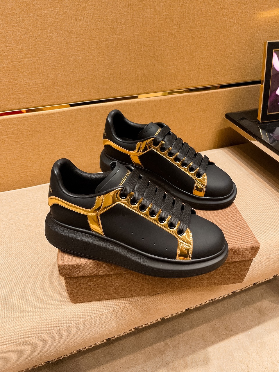 NO:272018,[McQueen Couple Outfit] High-end Men's Shoes Brand Official Website 11's latest masterpiece upper is made of imported Italian cowhide with comfortable and breathable inner original non-slip and wear-resistant outsole, making walking more convenient and comfortable!  Exclusive new style, amazing work, beautiful 11 ​​replica [color] compared to the official quality!  Create a fashionable personality to set off your uniqueness!  A must-have for trendy men! Classic size: 38-44 for men, multi-color options for women, 35-40 for multi-color options, alexander mcqueen, cowhide19860909【麦昆情侣装】男鞋高端品牌 官网11最新力作鞋面采用意大利进口头层牛皮搭配舒适透气内里原版防滑耐磨大底制作,让行走更加便捷舒适！独家新款,惊世之作,与官方的质量相比美的11复刻[色]！打造时尚个性衬托你的与众不同！潮男必备!经典尺码: 男38-44 多色可选 女35-40多色可选,,alexander mcqueen,cowhide,Men's shoes