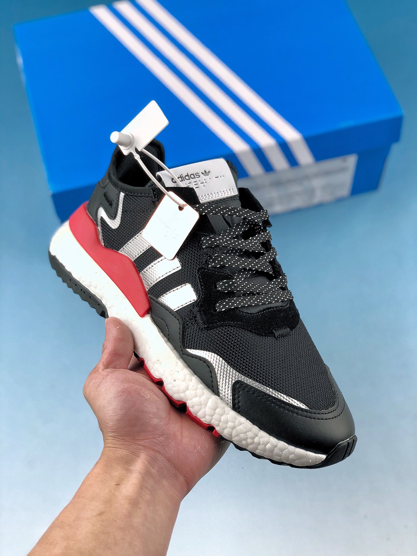 本地自取  终端放店
阿迪达斯/Adidas Nite Jogger 三叶草 夜行者 
复古跑鞋原厂材料 原厂大底 私家独模 网布搭配头层皮拼接打造鞋面 极具复古风格鞋头及鞋跟点缀3M反光设计极为亮眼中底采用全掌 Boost 科技，厚度相当可观，脚感极佳
货号：FW6707
尺码：36 36.5 37 38 38.5 39 40 40.5 41 42 42.5 43 44 44.5 45