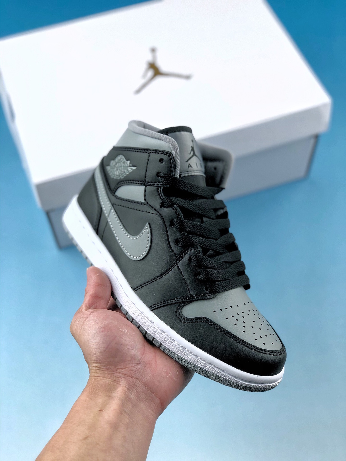 本地自取 终端放店
原装裸鞋级 市面最高工艺产物
Air Jordan 1 Mid 纯原配色
当前市场最优版本 陆续上架
全鞋采用原装头层皮，用料扎实 精雕细琢
鞋型极致还原 飞翼3D打印改良 深度立体 
四线中底拉帮皮料选材 钢印 背胶一应俱全 全新批次 原装原模大底全鞋原厂定制皮料，手感细腻正确折边工艺 完美细节诠释。
官方货号：BQ6472-102
Size：36 36.5 37.5 38 38.5 39 40 40.5 41 42 42.5 43 44 45 46