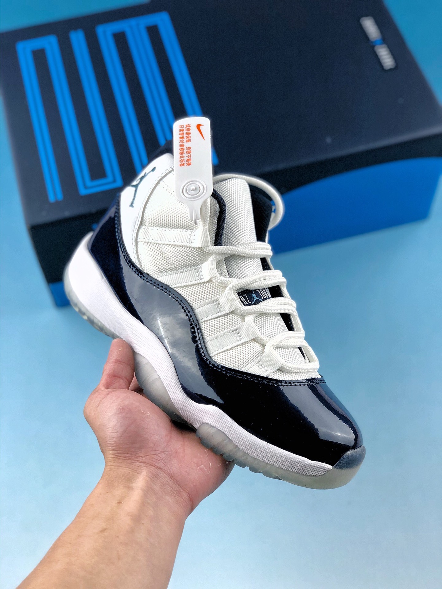 本地自取 终端放货
Air Jordan 11 Retro Low  