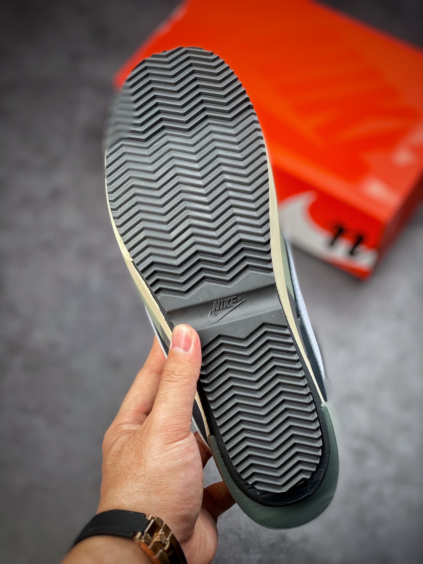 260 Sacai x Nike Zoom Cortez 白灰 此次联名配色选用最 OG 的白蓝红方案DQ0581-001