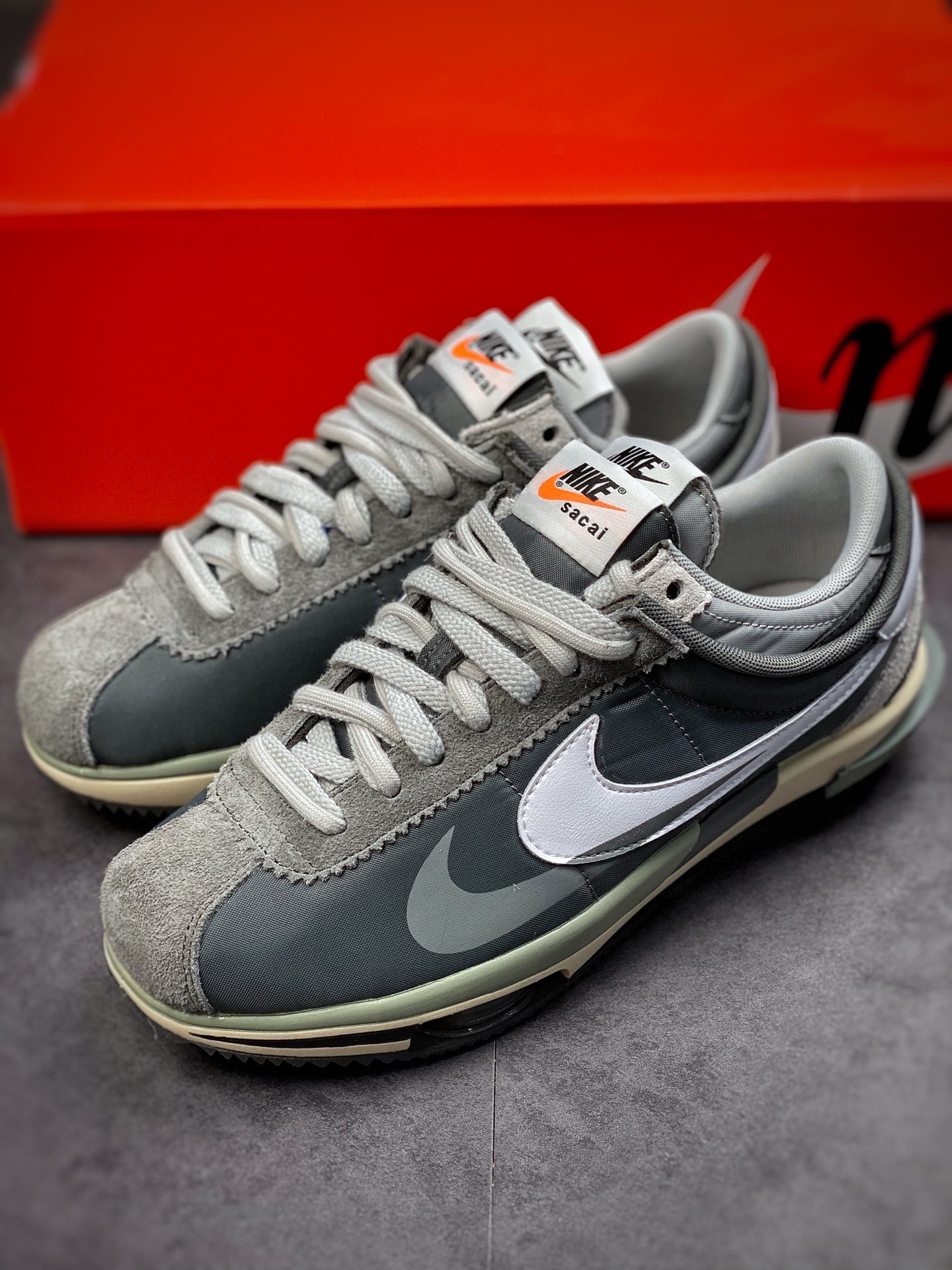 260 Sacai x Nike Zoom Cortez 白灰 此次联名配色选用最 OG 的白蓝红方案DQ0581-001