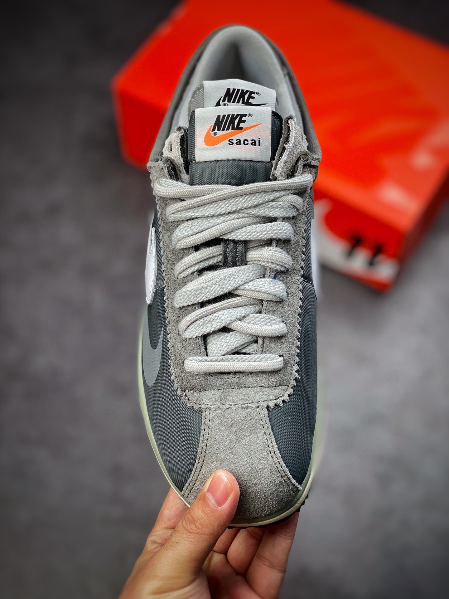 260 Sacai x Nike Zoom Cortez 白灰 此次联名配色选用最 OG 的白蓝红方案DQ0581-001