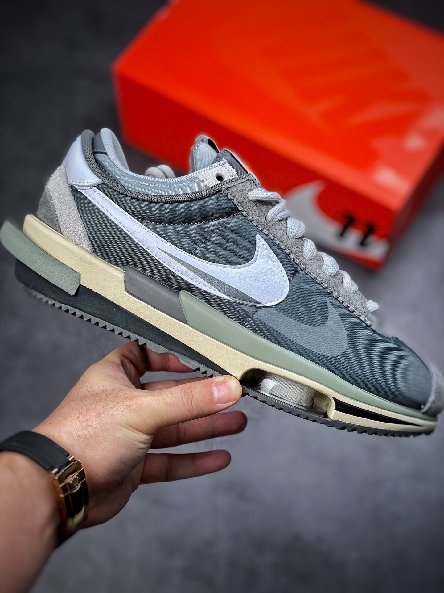 260 Sacai x Nike Zoom Cortez 白灰 此次联名配色选用最 OG 的白蓝红方案DQ0581-001