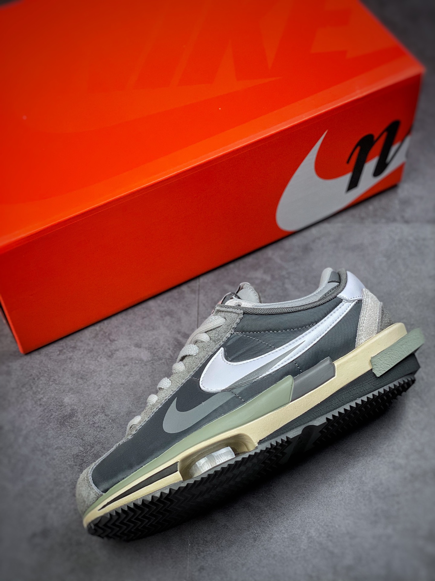 260 Sacai x Nike Zoom Cortez 白灰 此次联名配色选用最 OG 的白蓝红方案DQ0581-001
