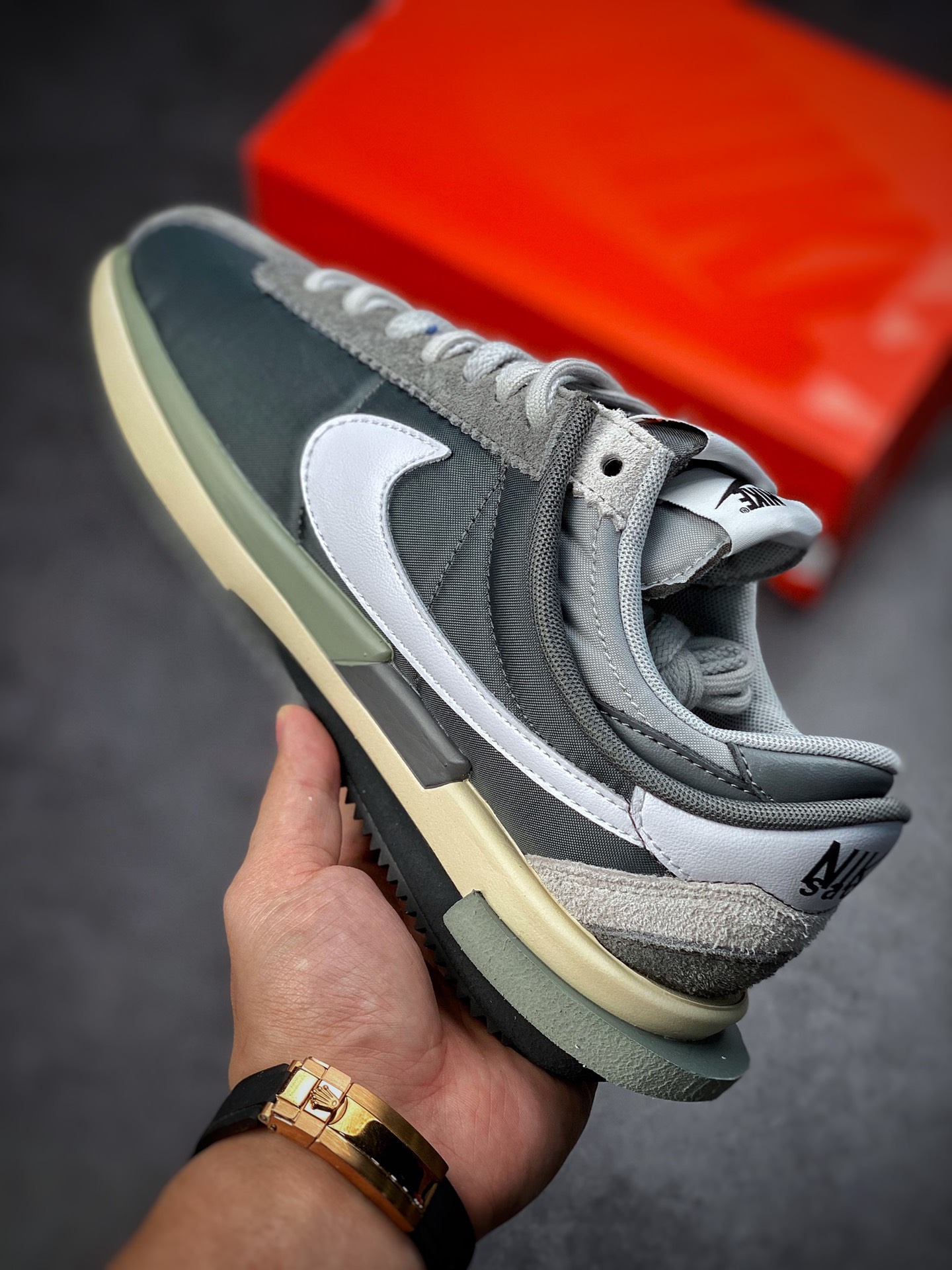 260 Sacai x Nike Zoom Cortez 白灰 此次联名配色选用最 OG 的白蓝红方案DQ0581-001