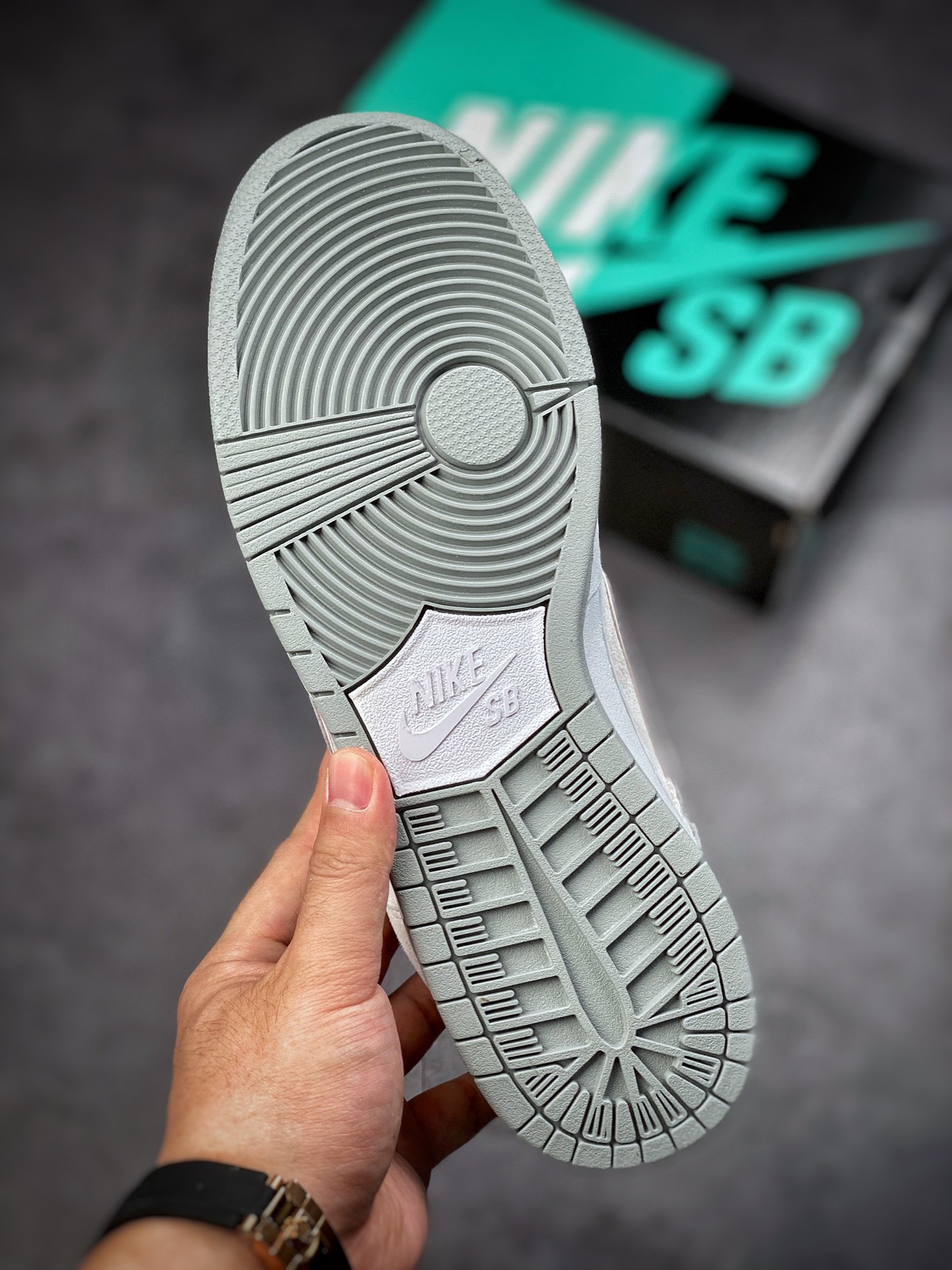 200 Nike Dunk SB Low 灰粉 原装头层材料 895969-160-莆田鞋,莆田鞋货源,高仿鞋,高仿鞋货源,安福档口,莆田高仿鞋,莆田鞋批发,高仿鞋批发,莆田高仿运动鞋,高仿运动鞋,莆田运动鞋 200 Nike Dunk SB Low 灰粉 原装头层材料 895969-160