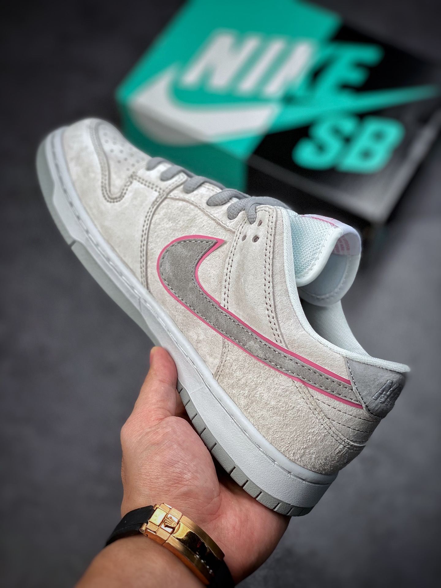 200 Nike Dunk SB Low 灰粉 原装头层材料 895969-160-莆田鞋,莆田鞋货源,高仿鞋,高仿鞋货源,安福档口,莆田高仿鞋,莆田鞋批发,高仿鞋批发,莆田高仿运动鞋,高仿运动鞋,莆田运动鞋 200 Nike Dunk SB Low 灰粉 原装头层材料 895969-160